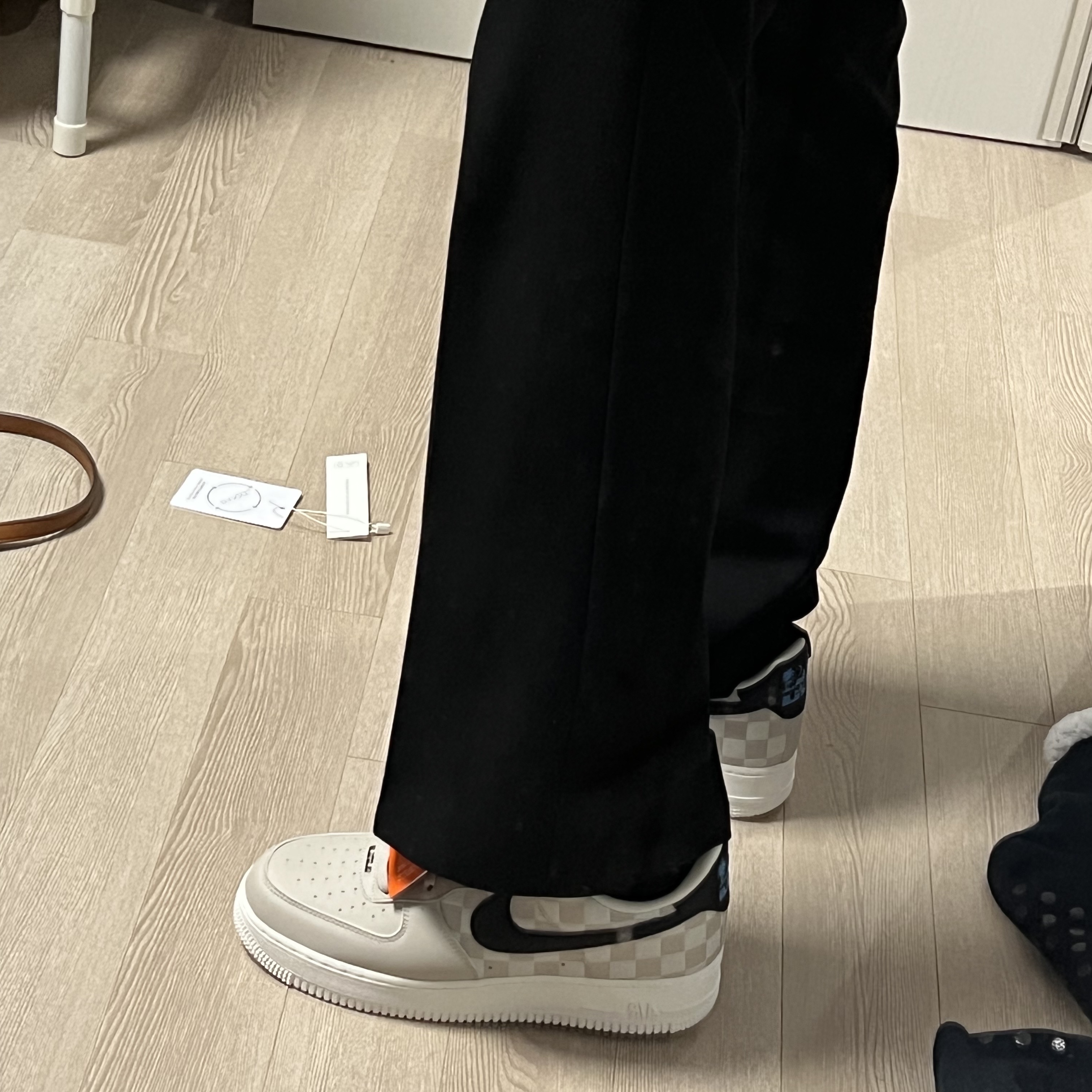 Nike Air Force 1 '07 QS LBJ 착용 스타일 - 1
