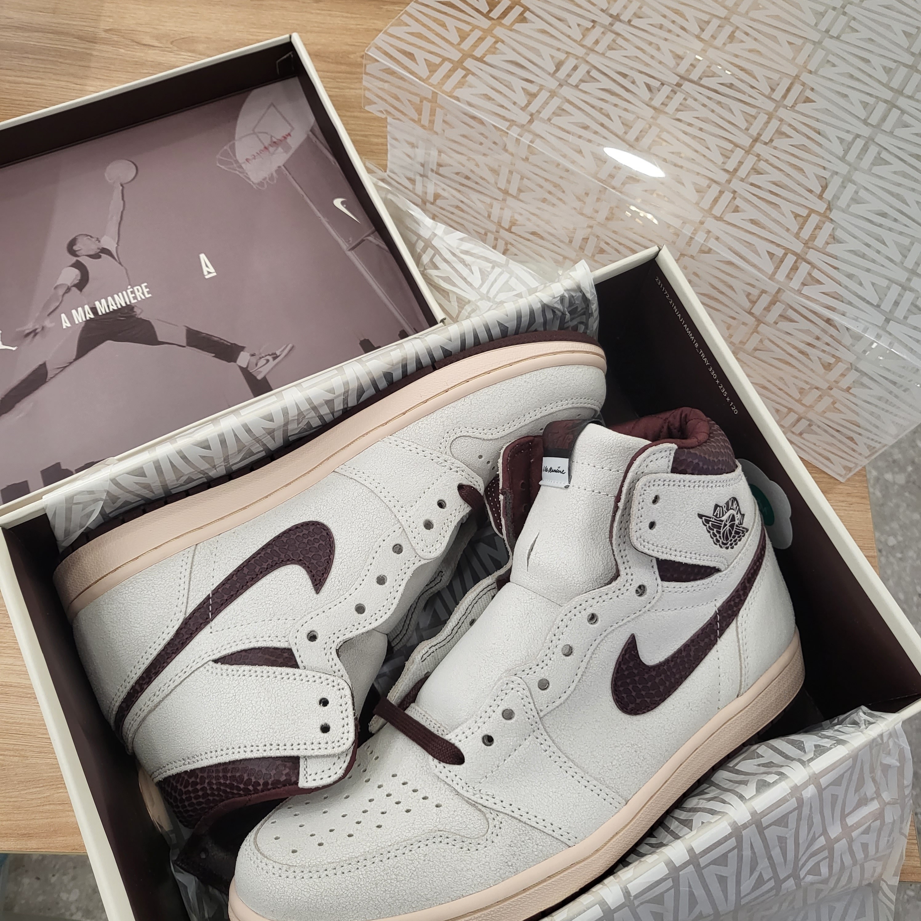 Jordan 1 x A Ma Maniere Retro High OG SP Sail and Burgundy 착용 스타일