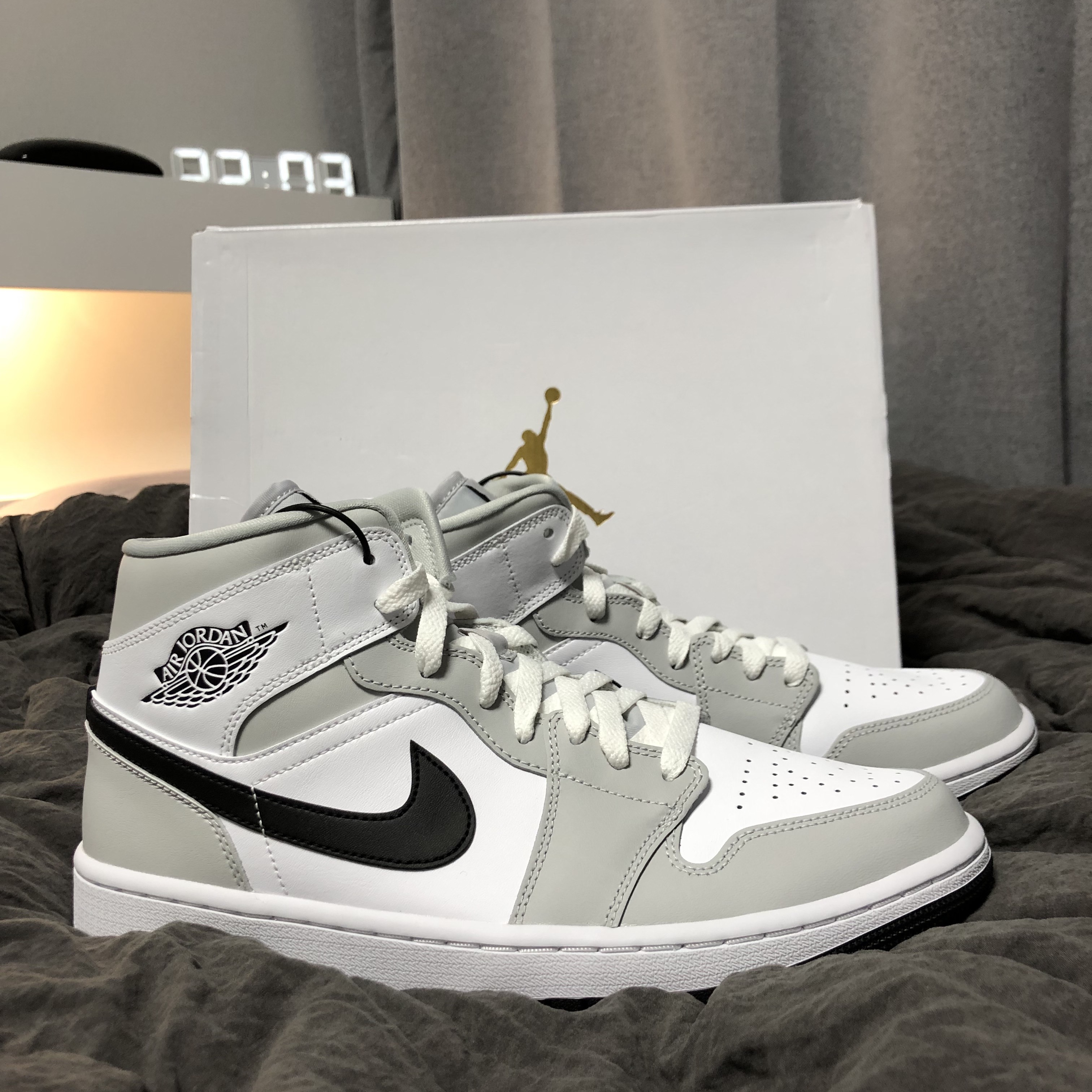 (W) Jordan 1 Mid Grey Fog 착용 스타일 - 1
