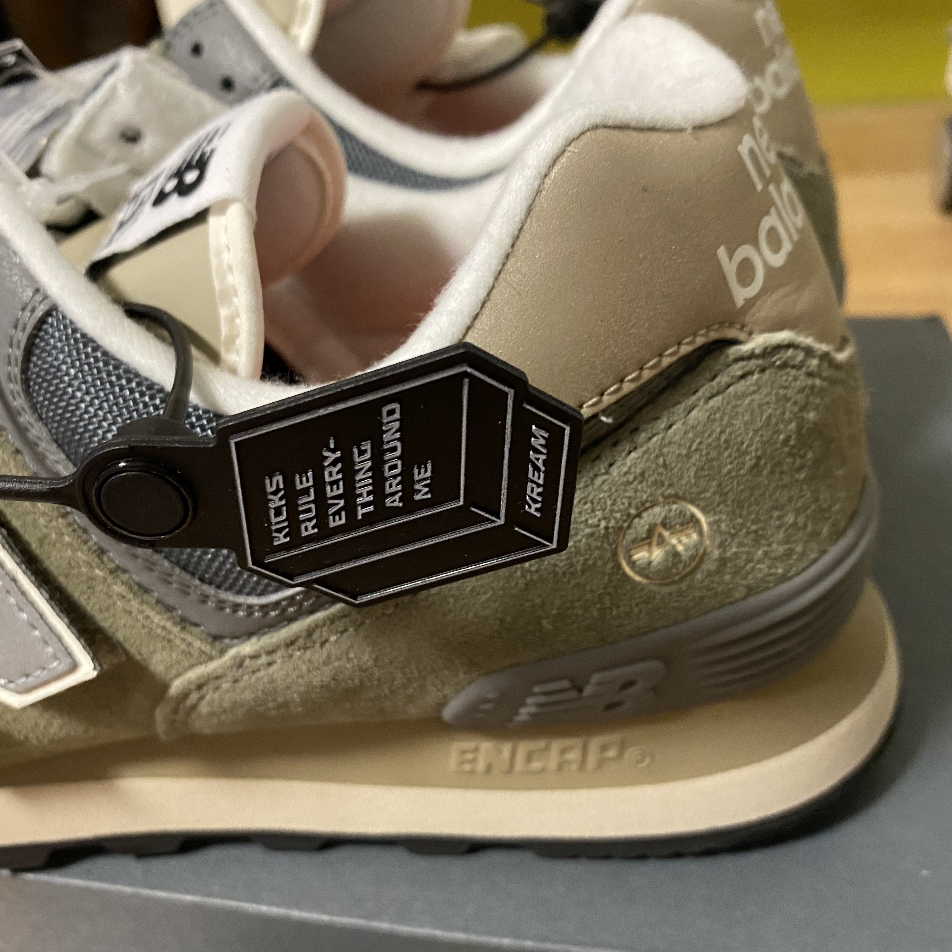 New Balance x Alpha Industries 574 Sedona Seige (Regular Box) 착용 스타일 - 2