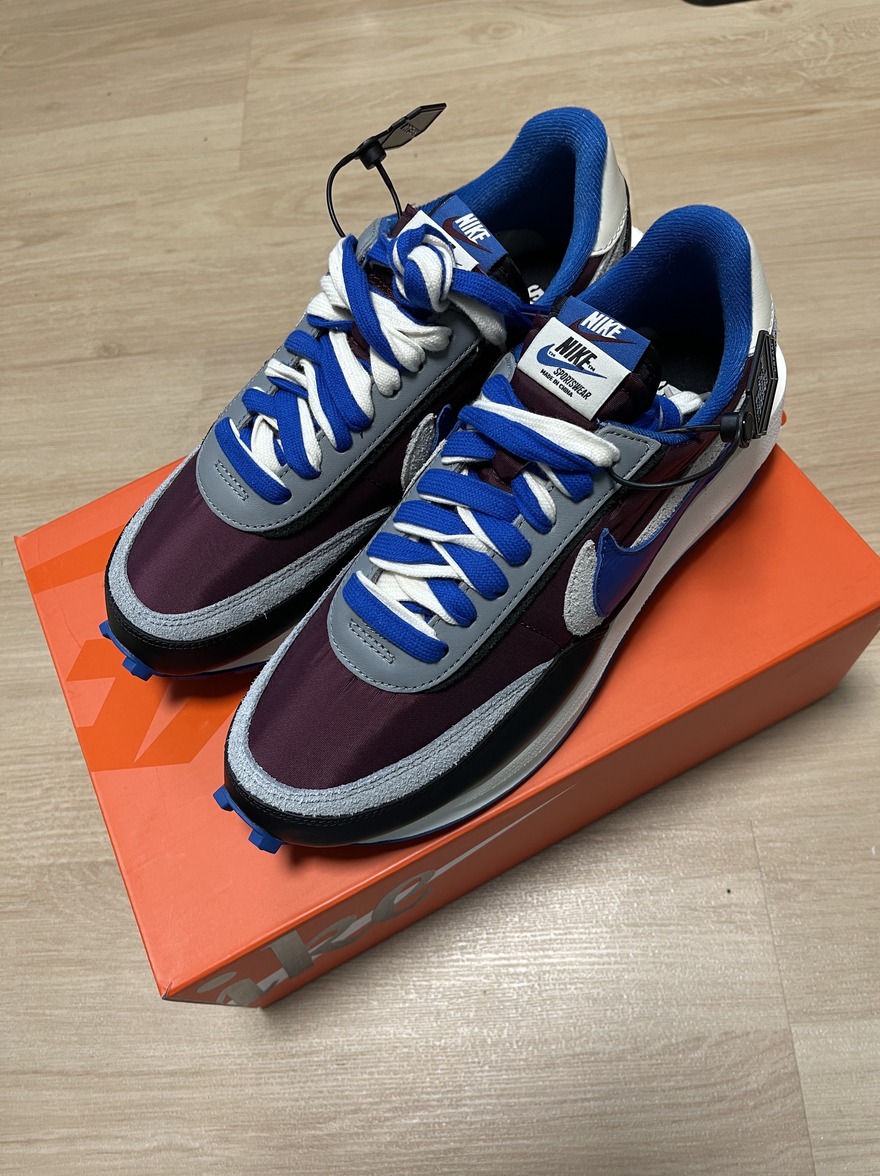 Nike x Sacai x Undercover LDWaffle Night Maroon Team Royal 착용 스타일 - 2