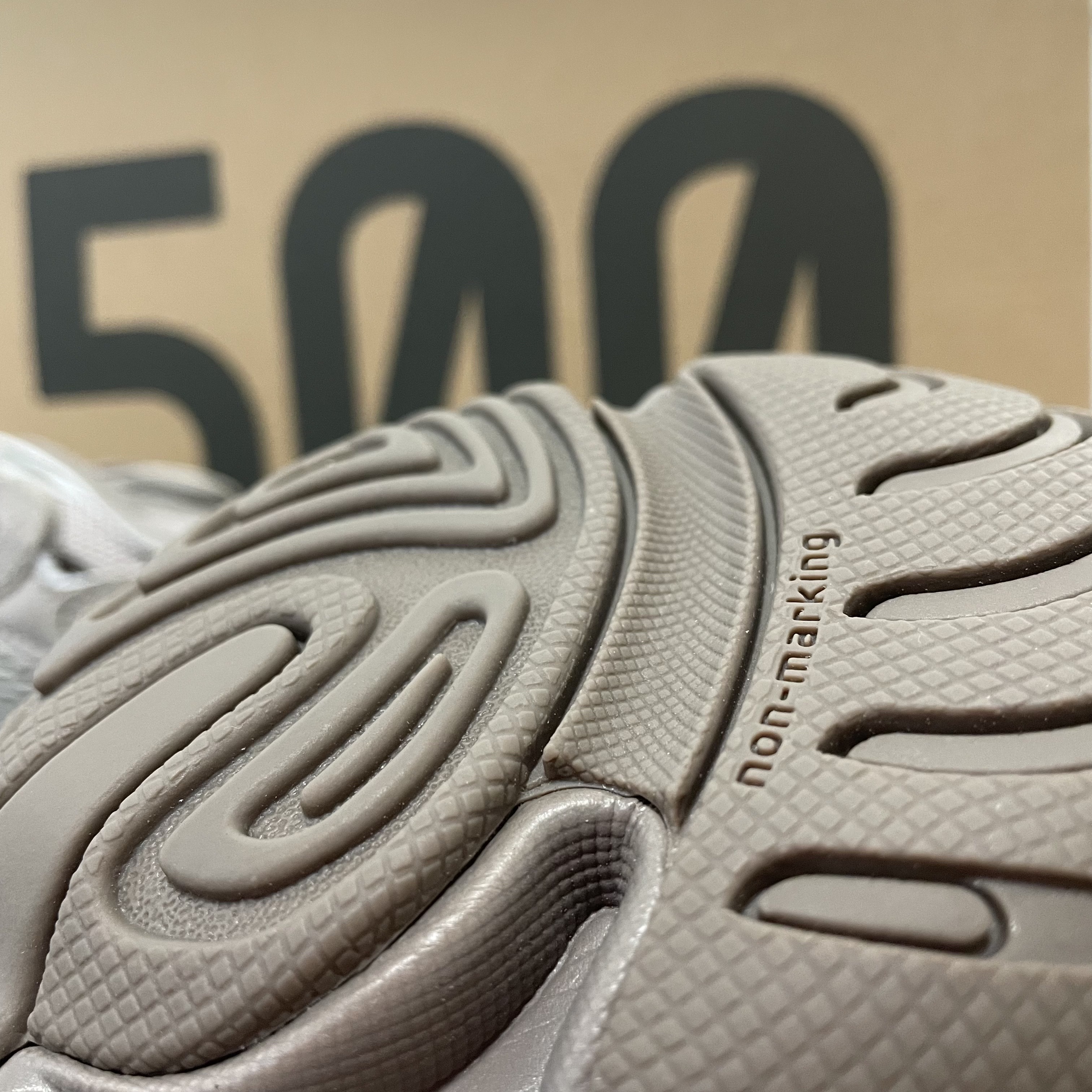 Adidas Yeezy 500 Ash Grey 착용 스타일 - 2