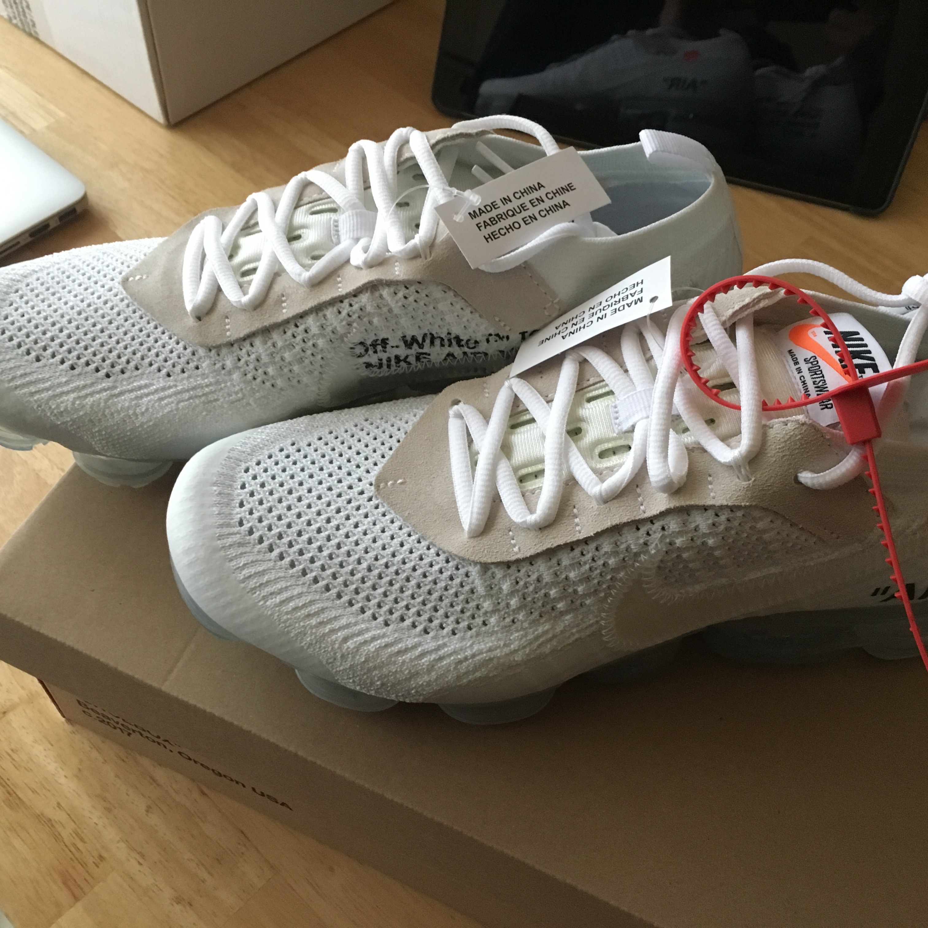 Nike x Off-White Air VaporMax V2 White, Nike x Off-White Air VaporMax V2 Black 착용 스타일 - 1