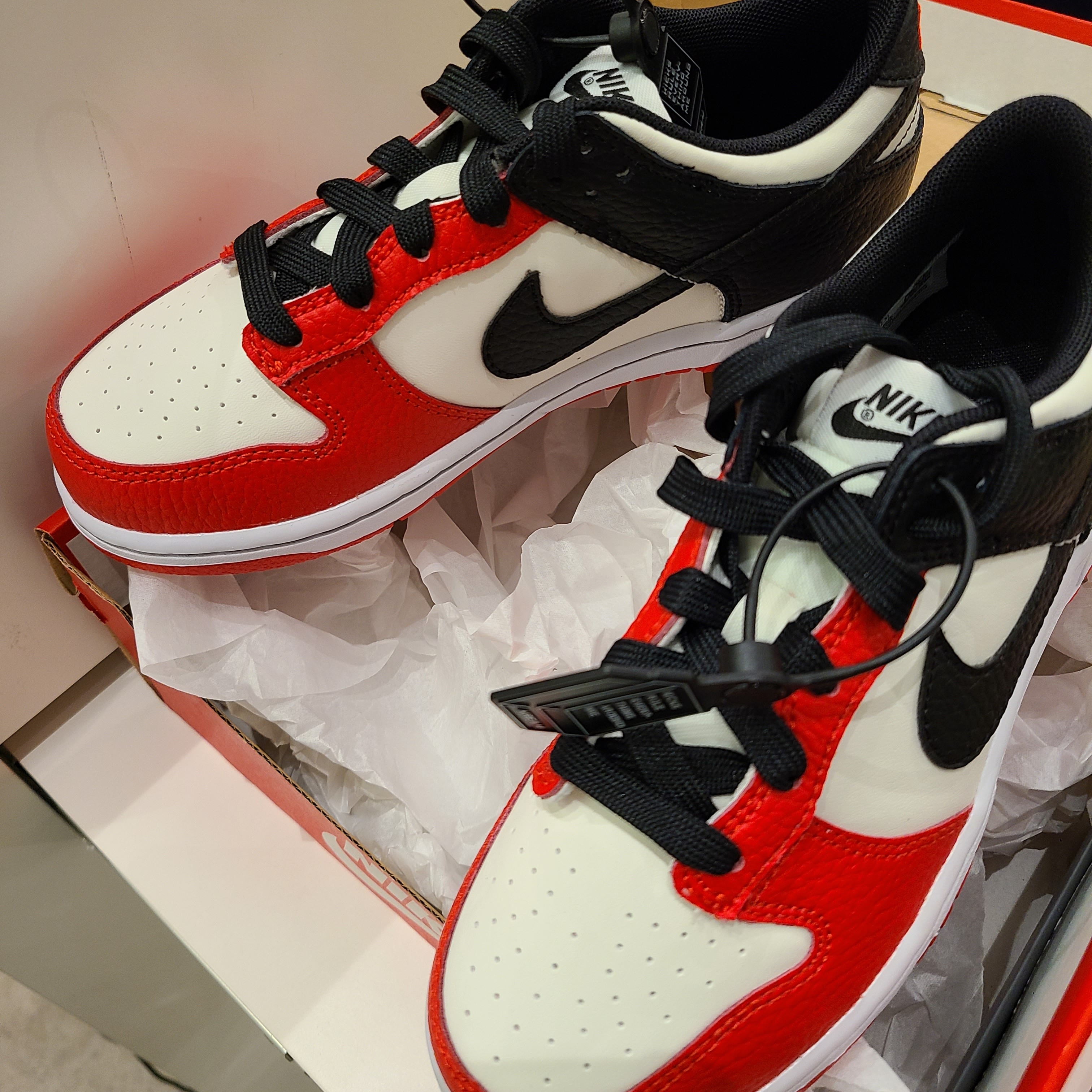 (PS) Nike x NBA Dunk Low Black and Chile Red 착용 스타일