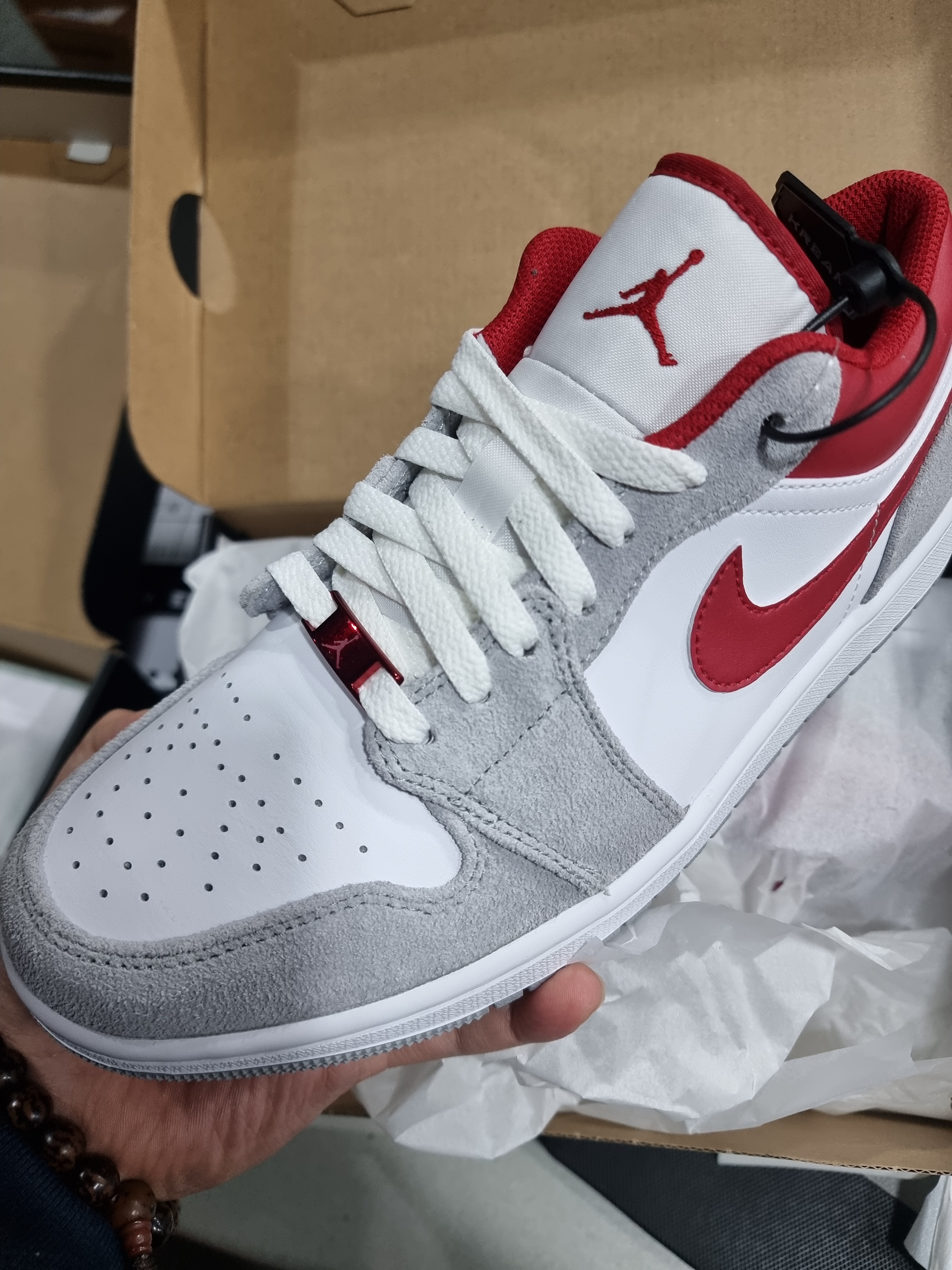 Jordan 1 Low SE Light Smoke Grey Gym Red 착용 스타일