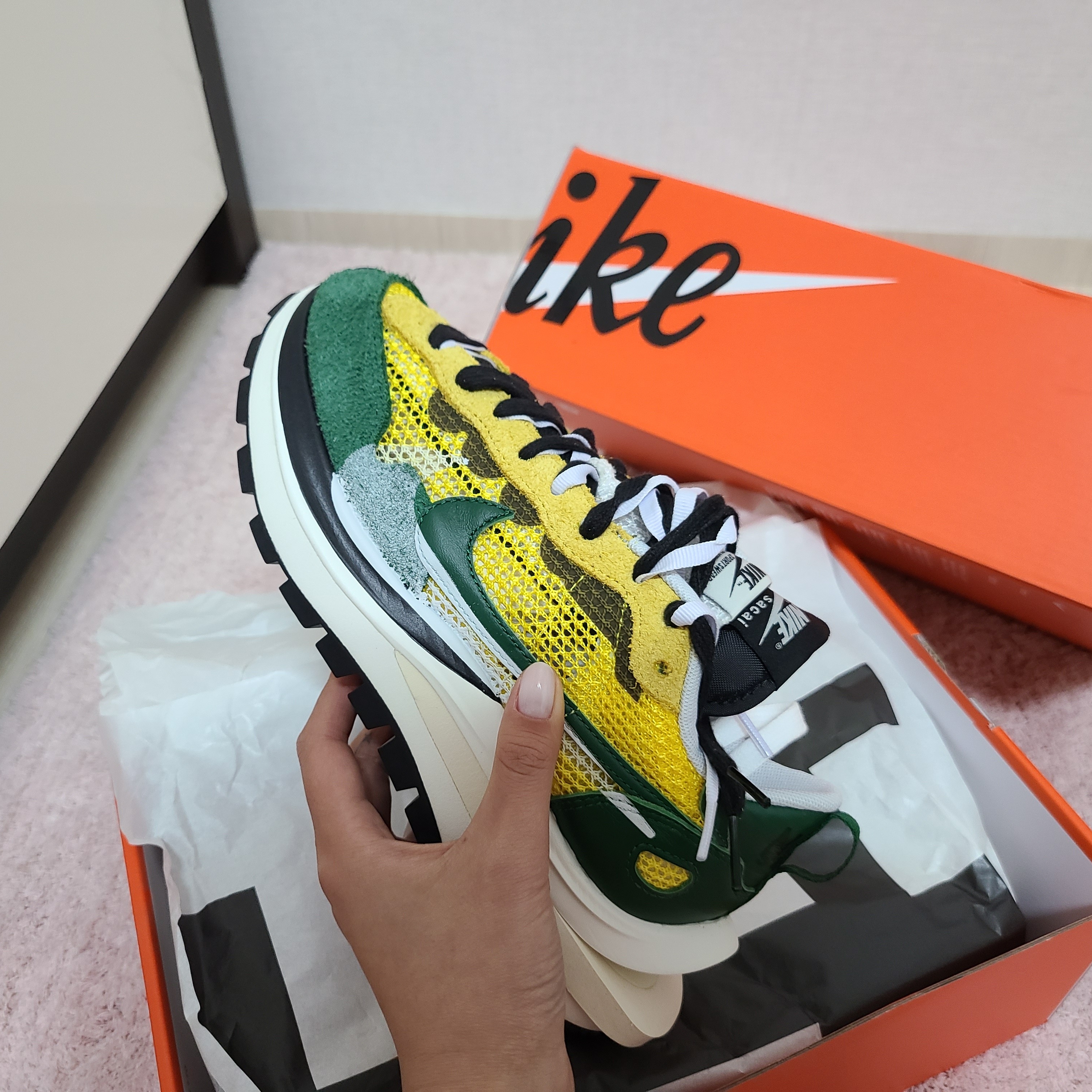 Nike x Sacai VaporWaffle Tour Yellow & Gorge Green Sail μ°©μ© μ€νμΌ