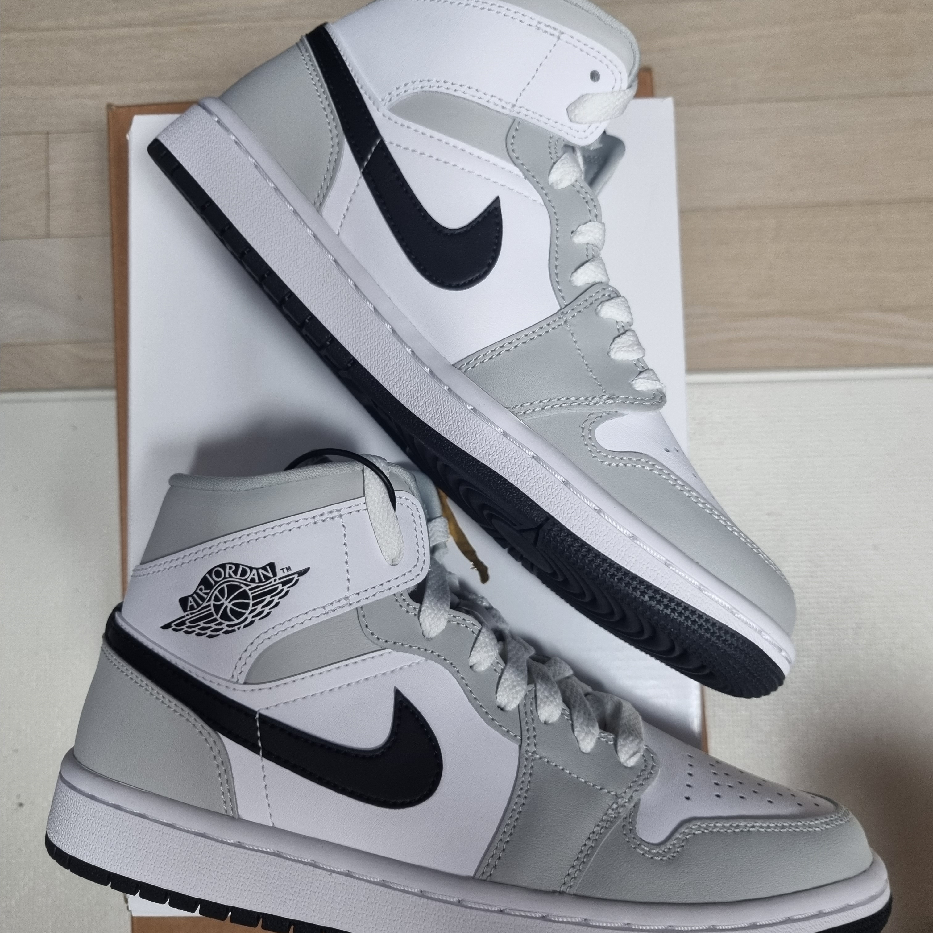 (W) Jordan 1 Mid Grey Fog 착용 스타일 - 1