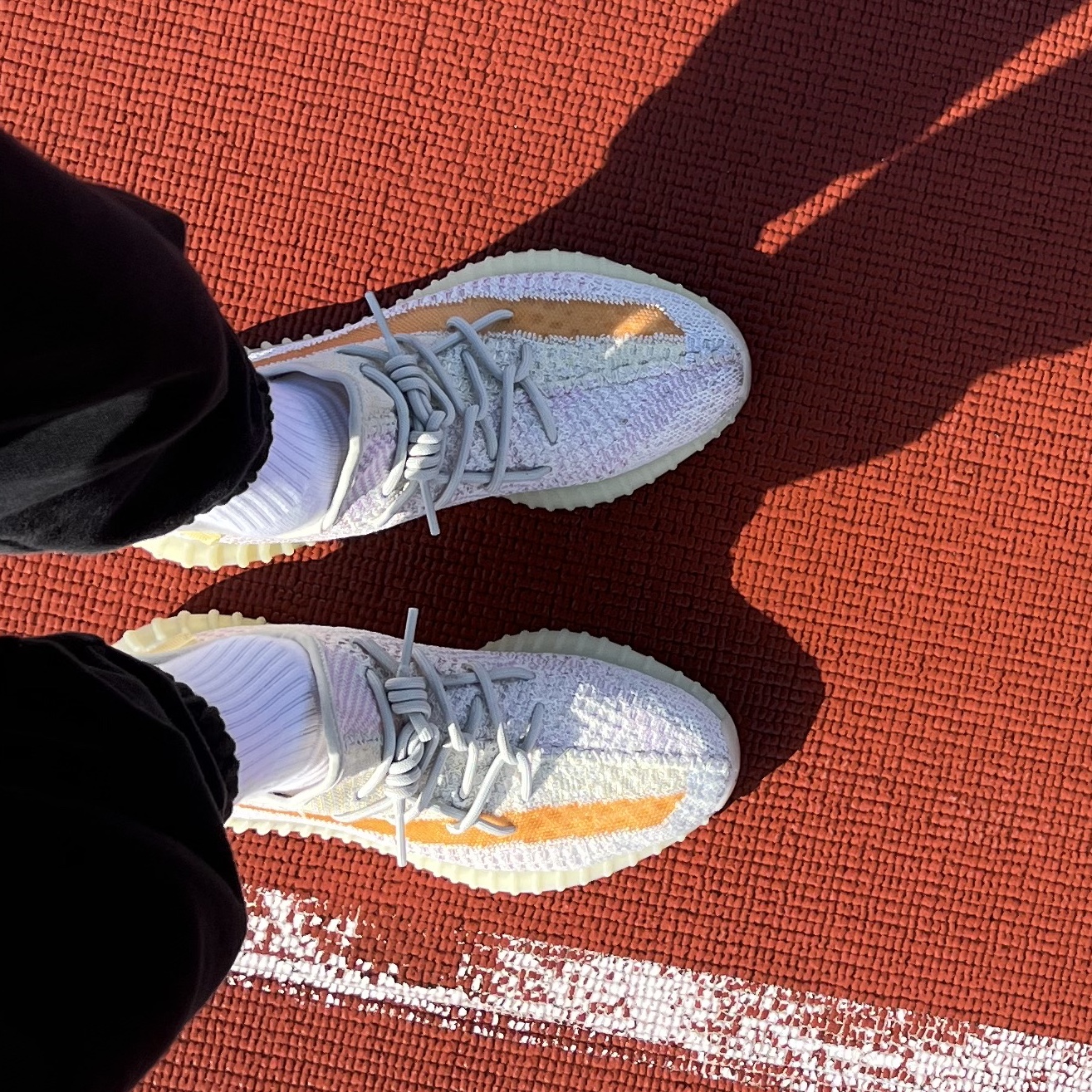 Adidas Yeezy Boost 350 V2 Light 착용 스타일