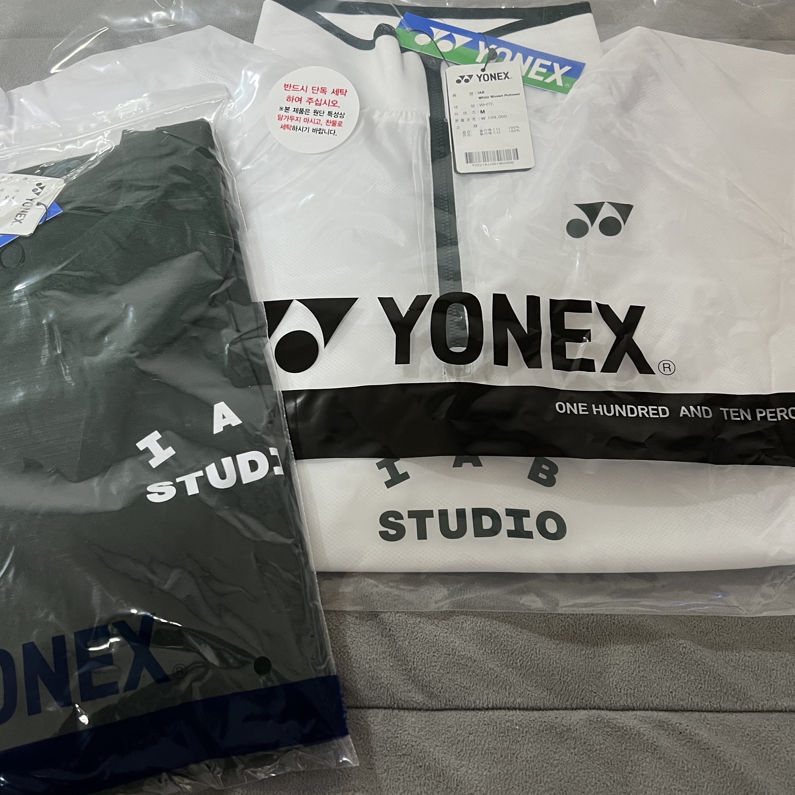 IAB Studio x Yonex Woven Pullover White, IAB Studio x Yonex T-Shirt Green 착용 스타일