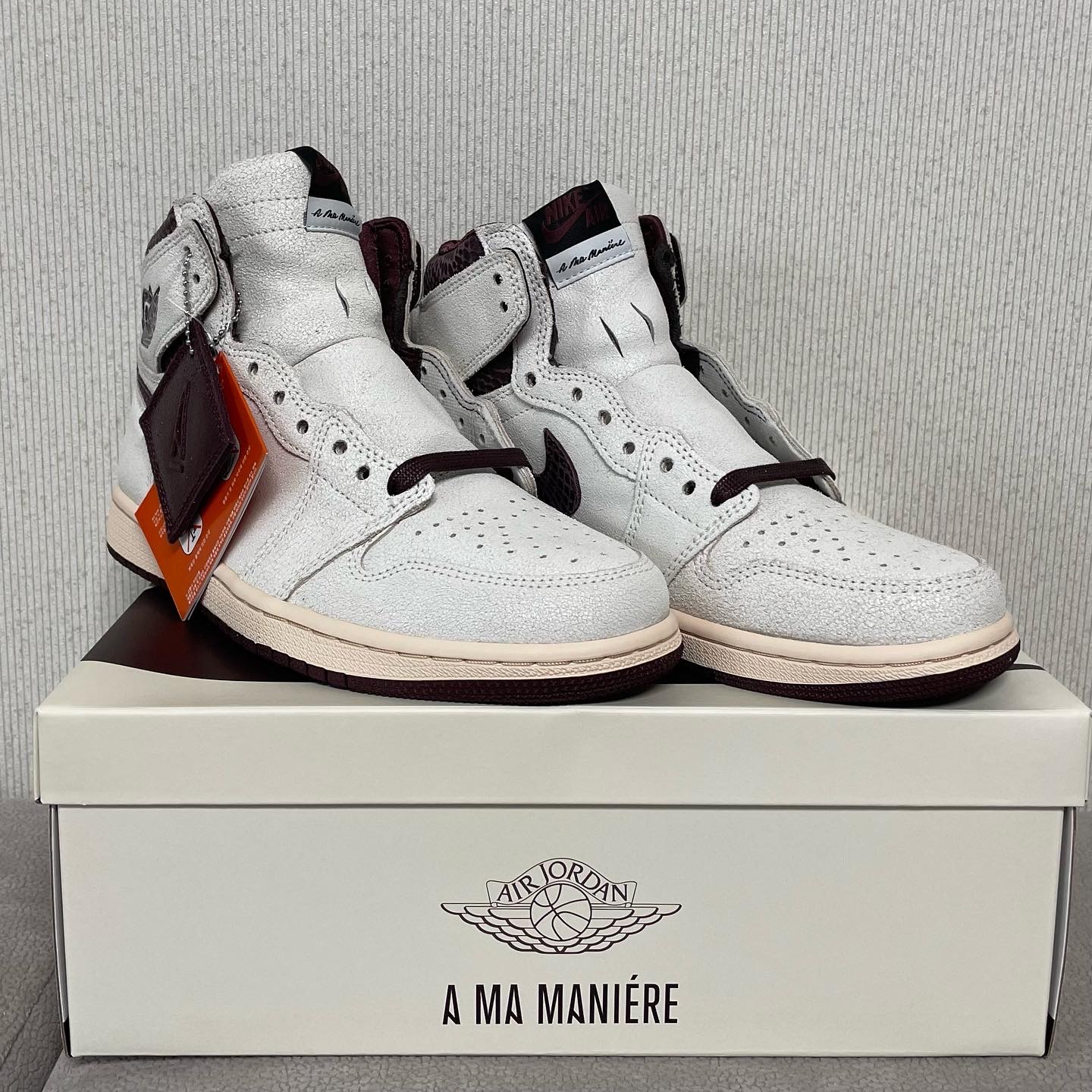 Jordan 1 x A Ma Maniere Retro High OG SP Sail and Burgundy 착용 스타일 - 1