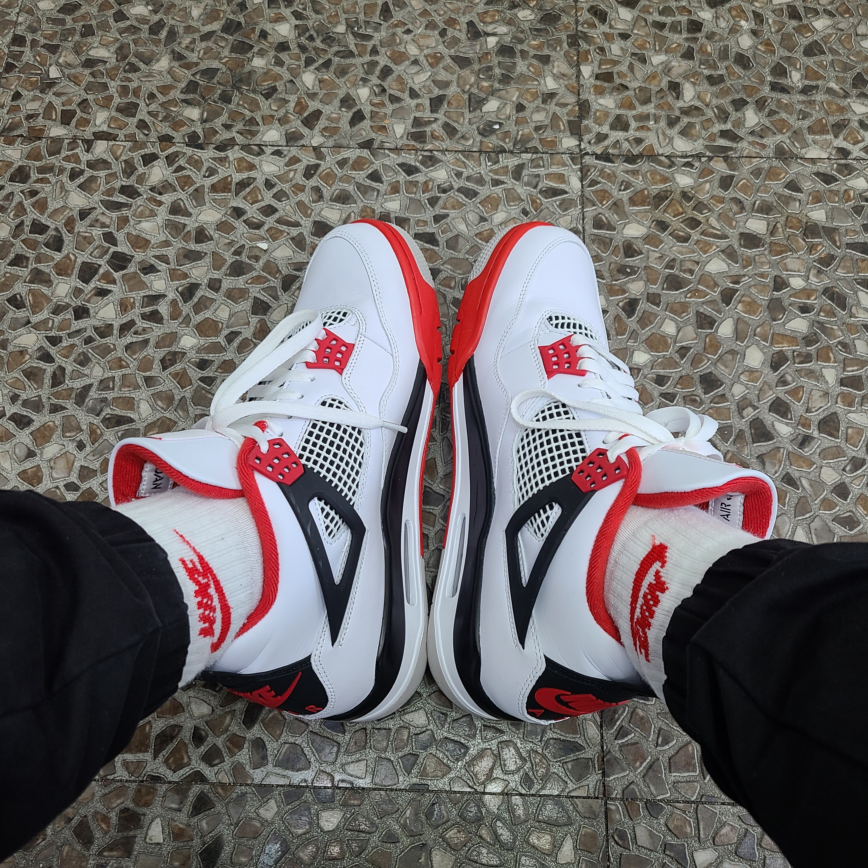 Jordan 4 Retro OG Fire Red 2020 착용 스타일 - 1