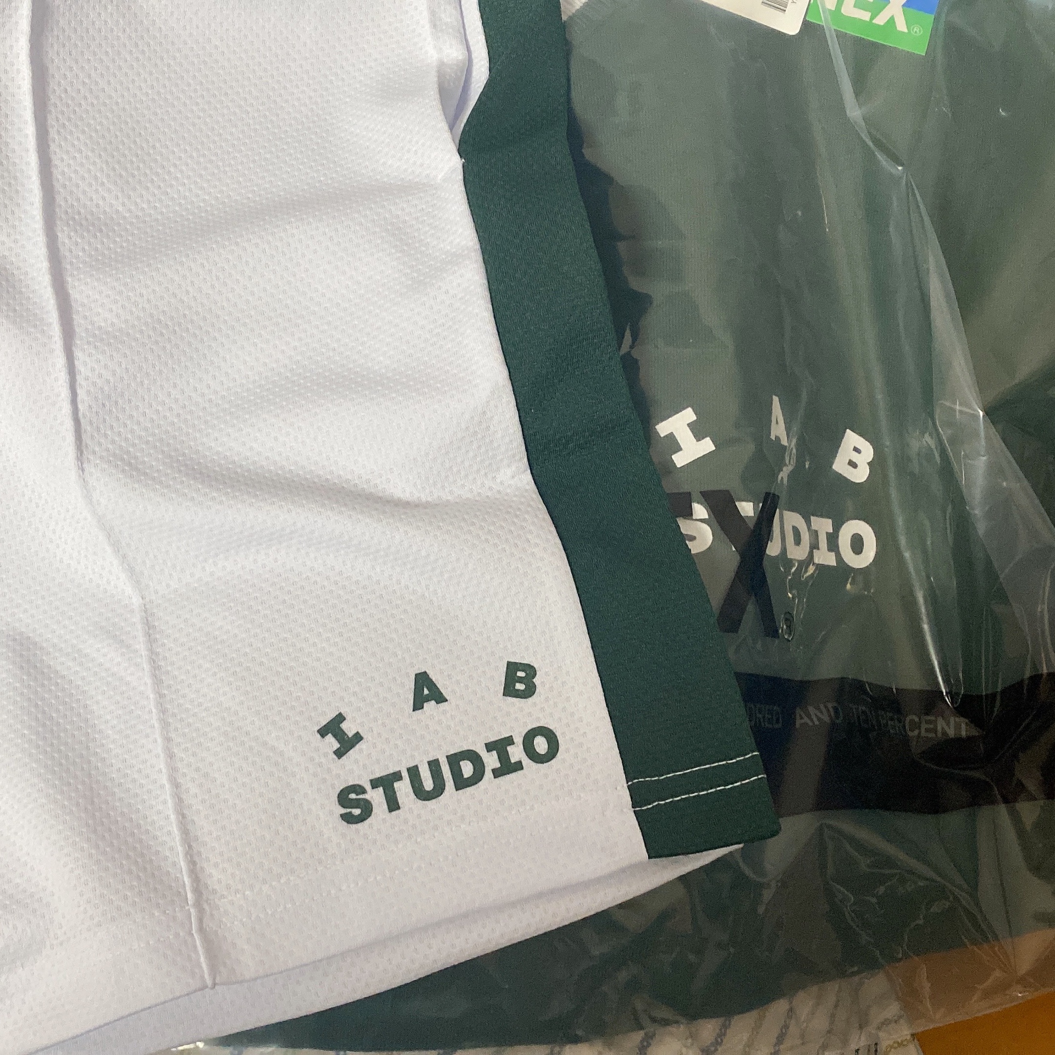 IAB Studio x Yonex Sweatshirt Green, IAB Studio x Yonex Game Shorts White 착용 스타일
