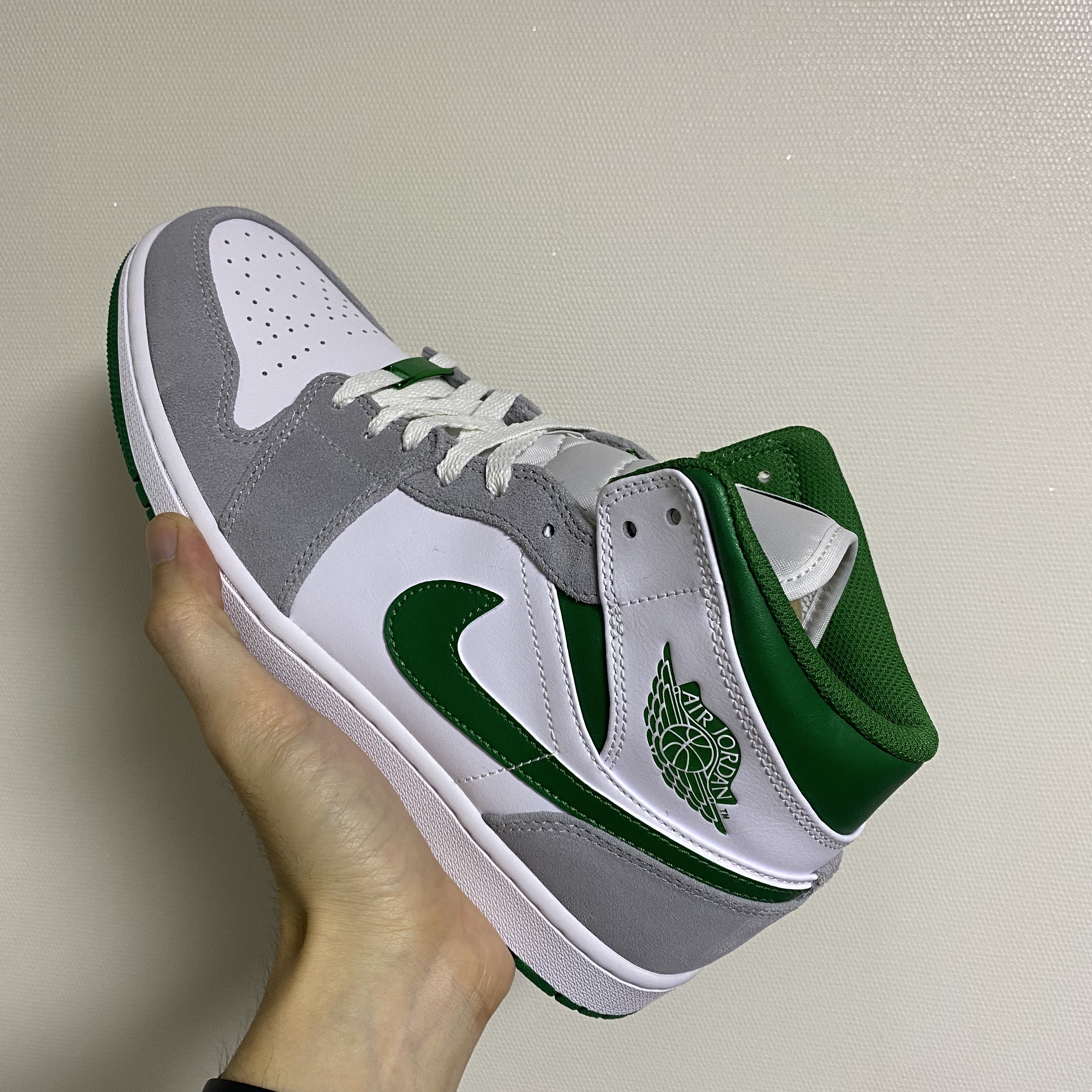 Jordan 1 Mid SE Pine Green Light Smoke Grey 착용 스타일