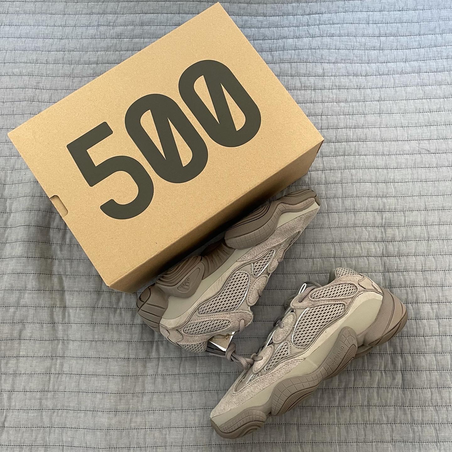 Adidas Yeezy 500 Ash Grey, New Balance 993 Made in USA Grey - 2E Wide 착용 스타일 - 1