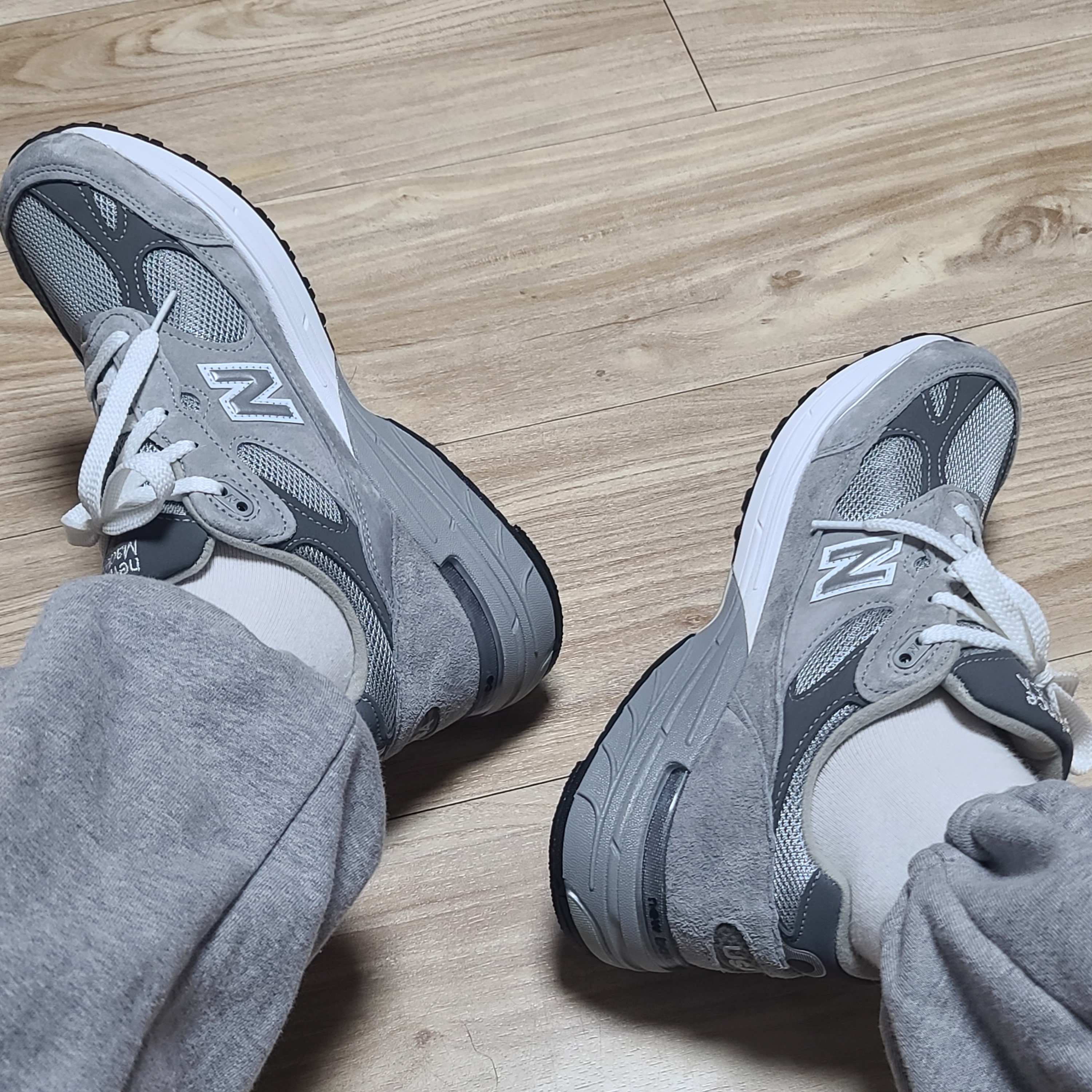 (W) New Balance 993 Made in USA Grey - B Standard 착용 스타일 - 2