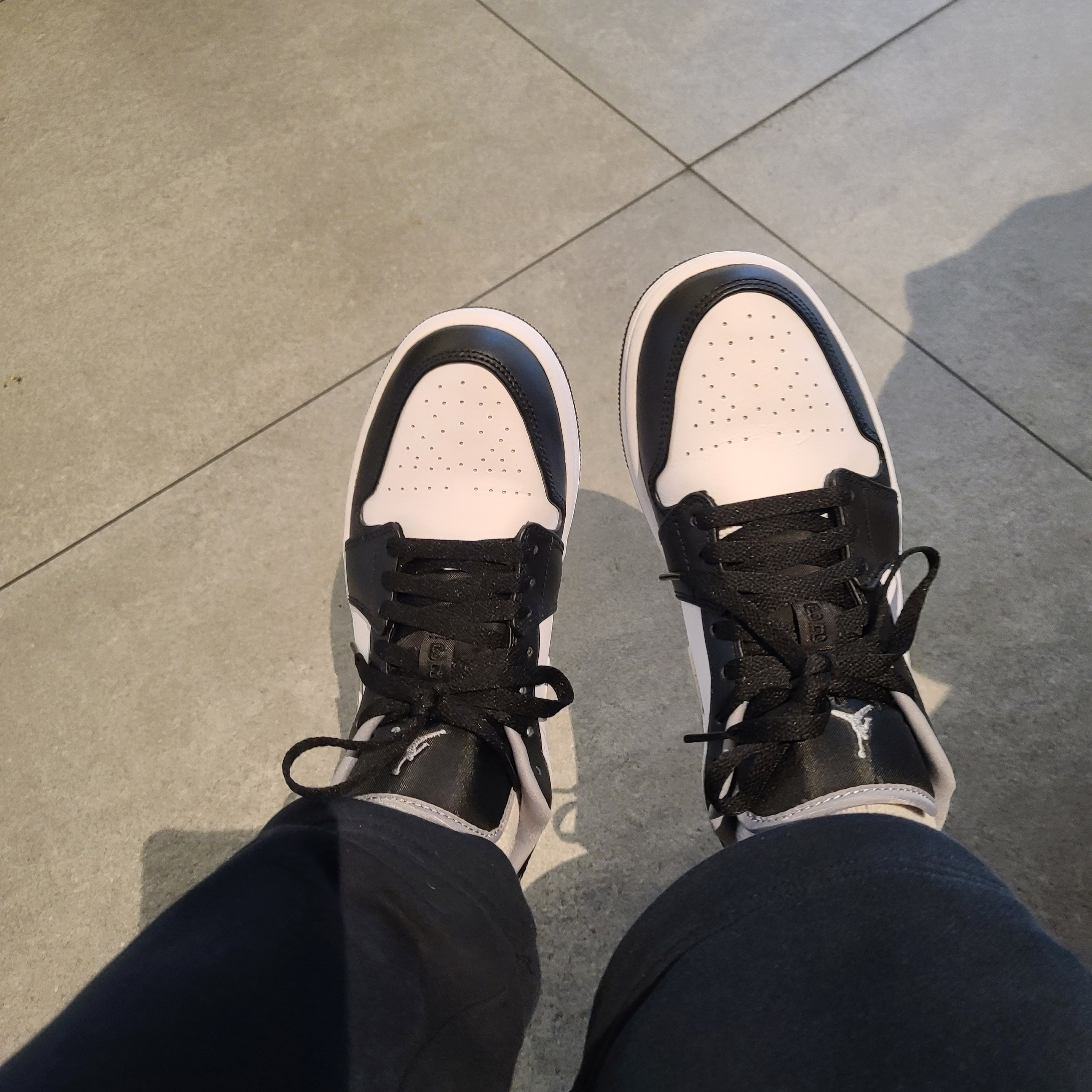 Jordan 1 Low Black Particle Grey 착용 스타일 - 2