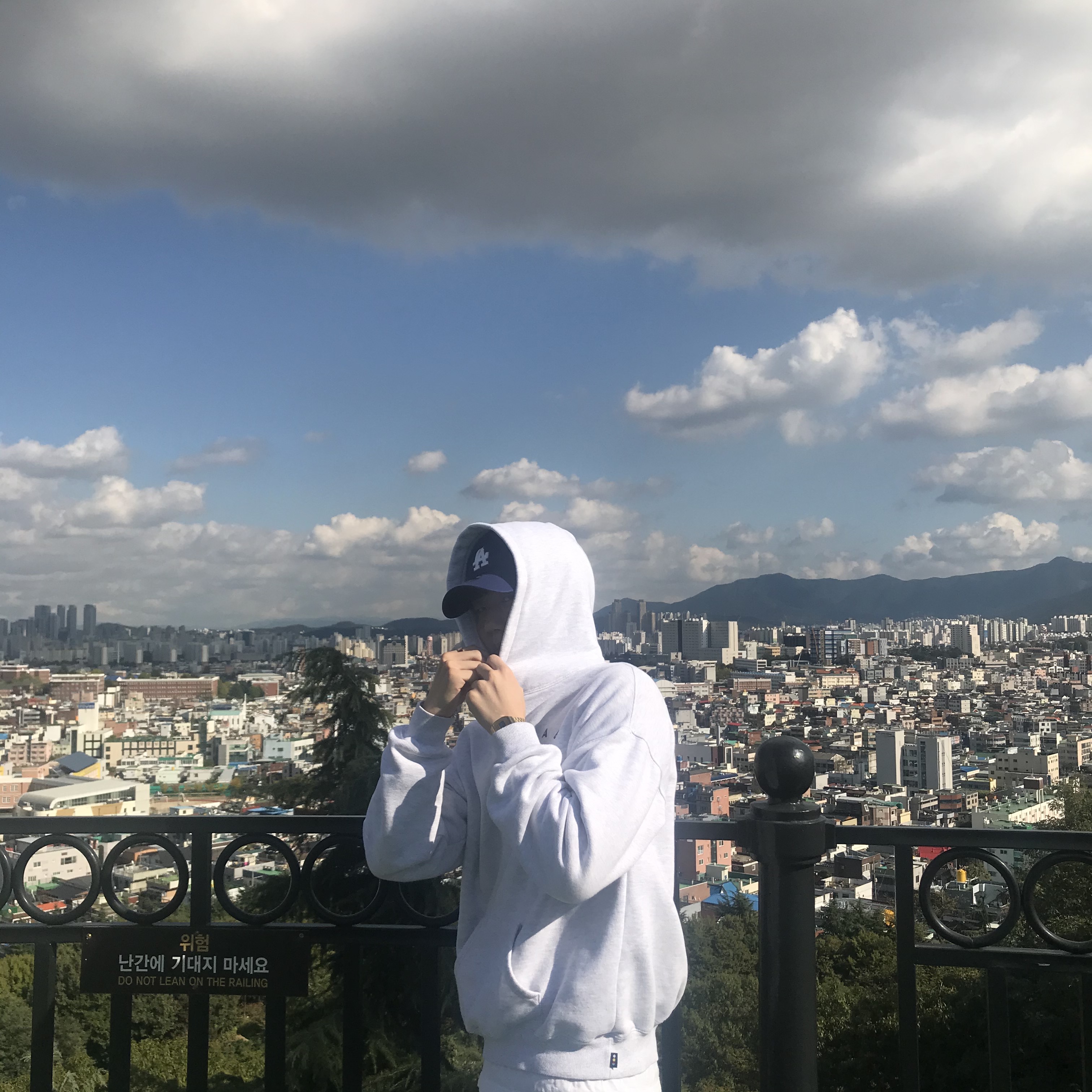 IAB Studio Hoodie Light Gray 착용 스타일 - 3