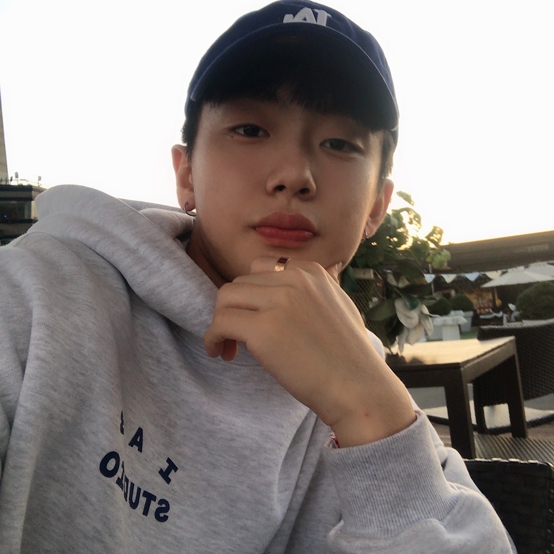 IAB Studio Hoodie Light Gray 착용 스타일 - 1