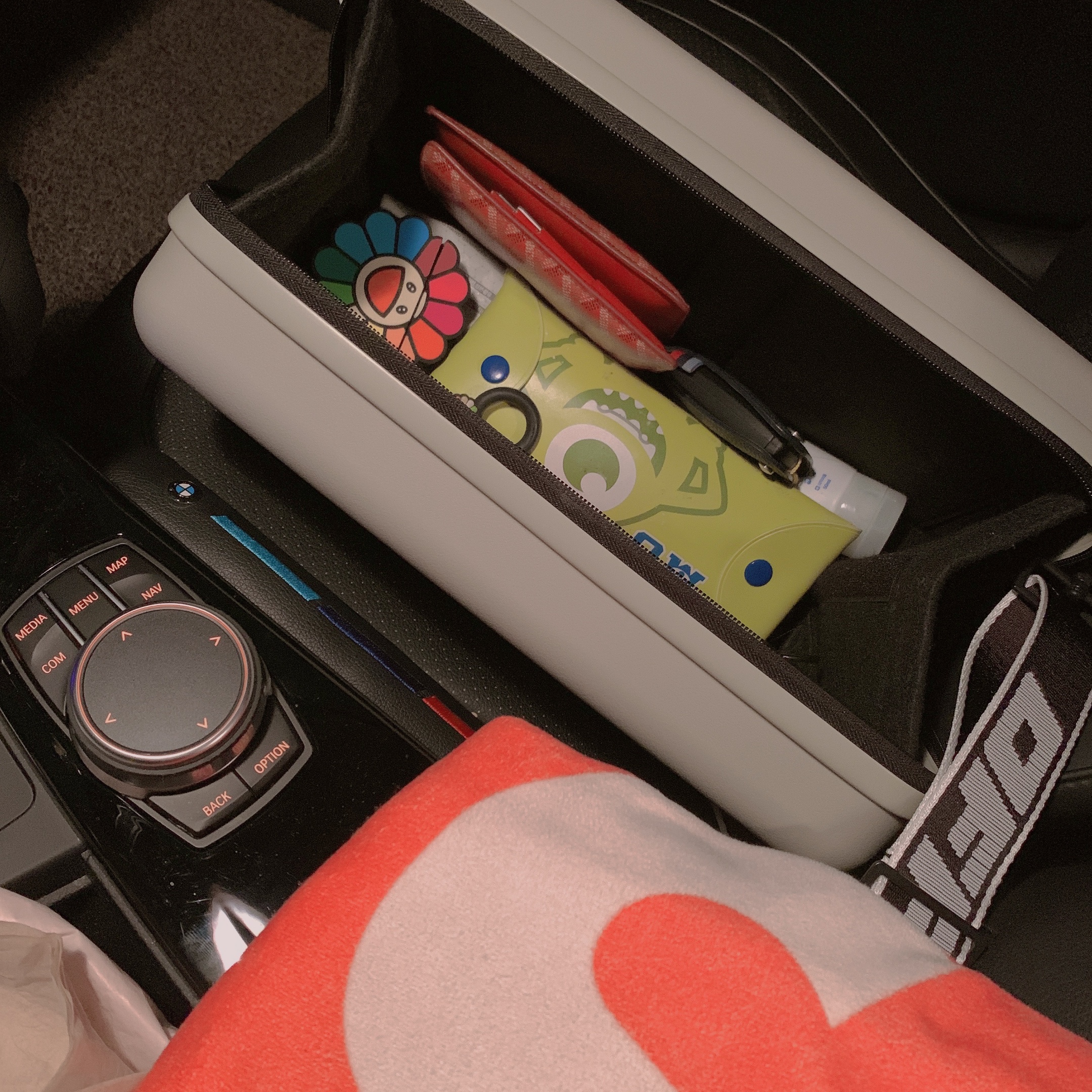 Off-White x Amore Pacific Protection Box (Without Cosmetics) 착용 스타일 - 1