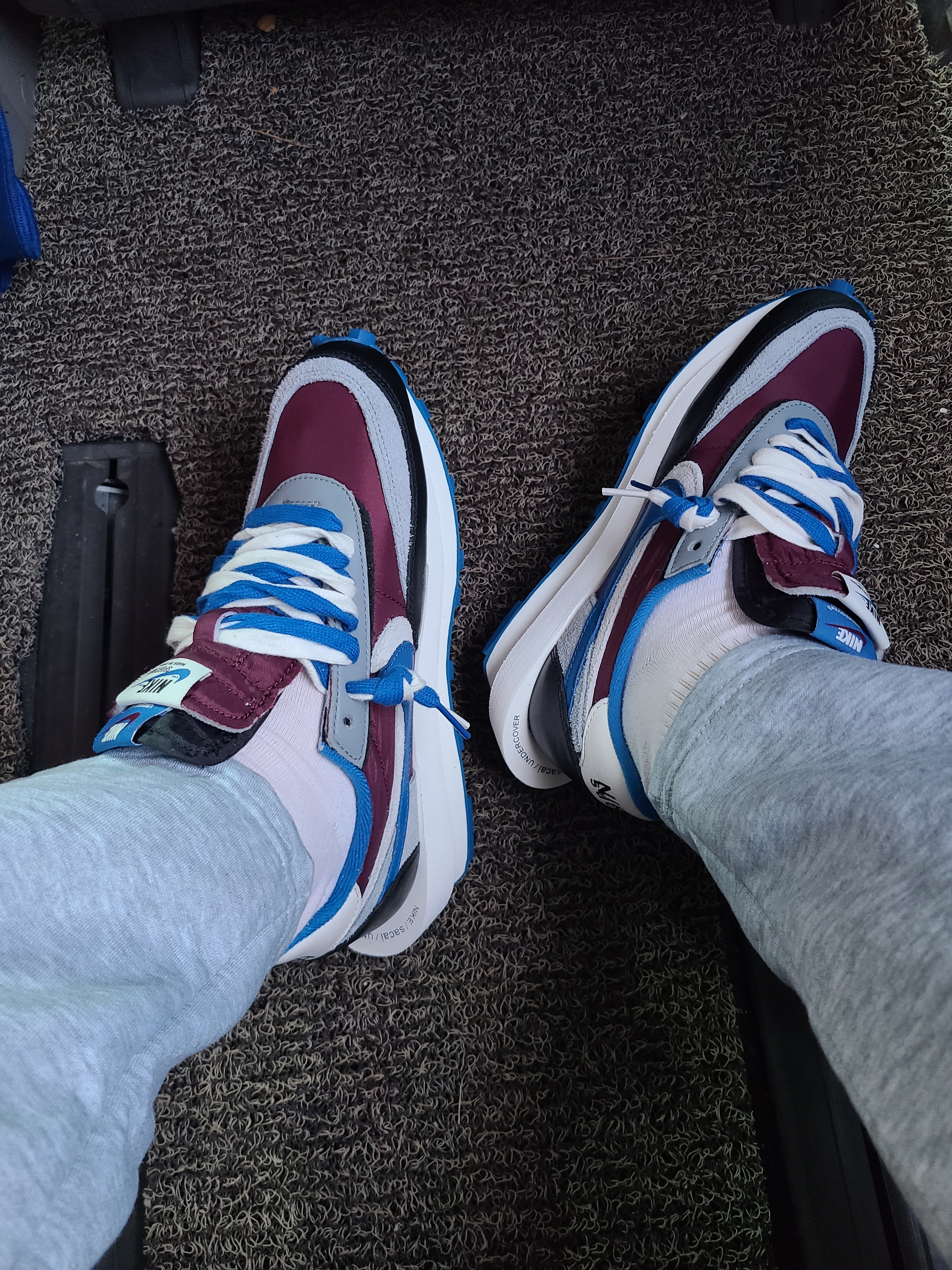 Nike x Sacai x Undercover LDWaffle Night Maroon Team Royal 착용 스타일 - 4