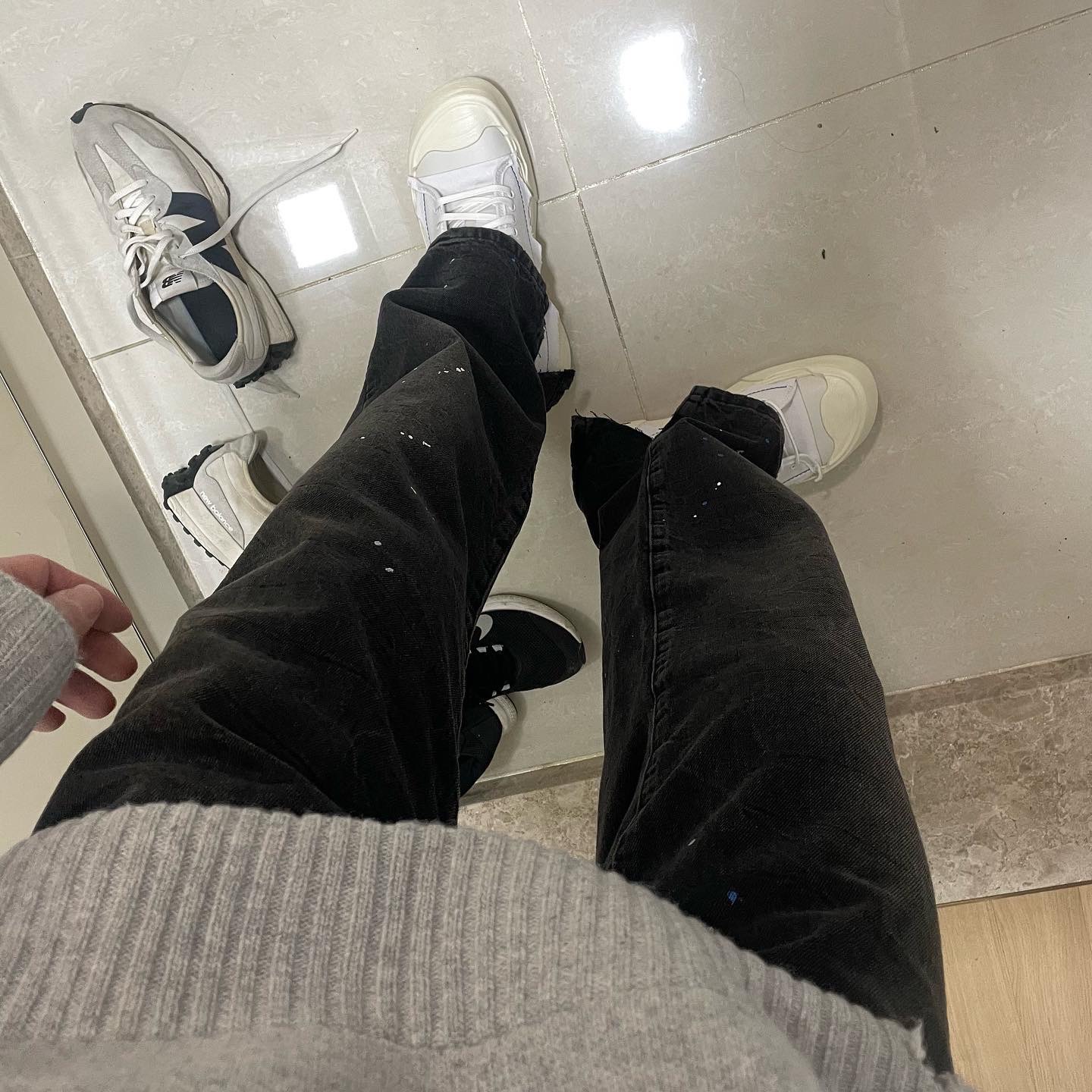 Zara x Ader Error Slit Jeans Black 착용 스타일 - 2
