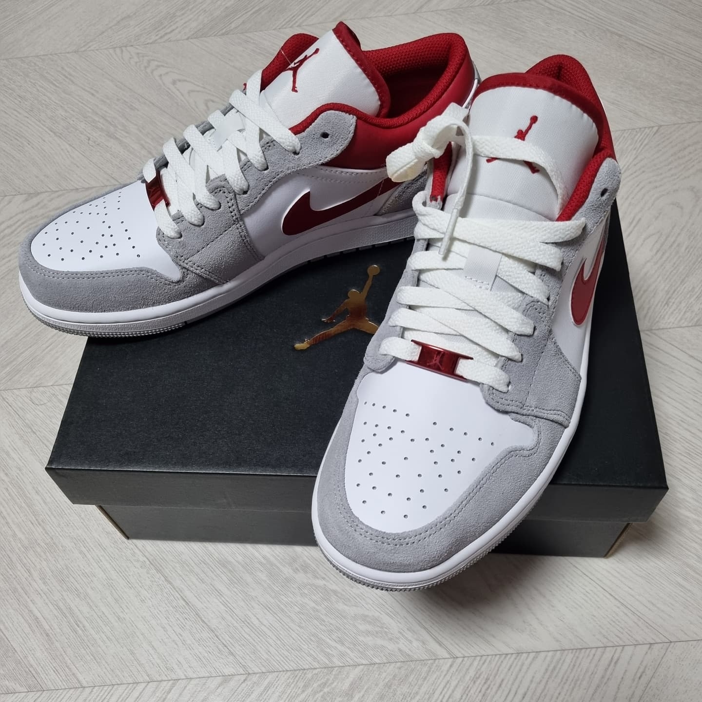 Jordan 1 Low SE Light Smoke Grey Gym Red, Nike SB Dunk Low Pro Black and Classic Green 착용 스타일 - 2
