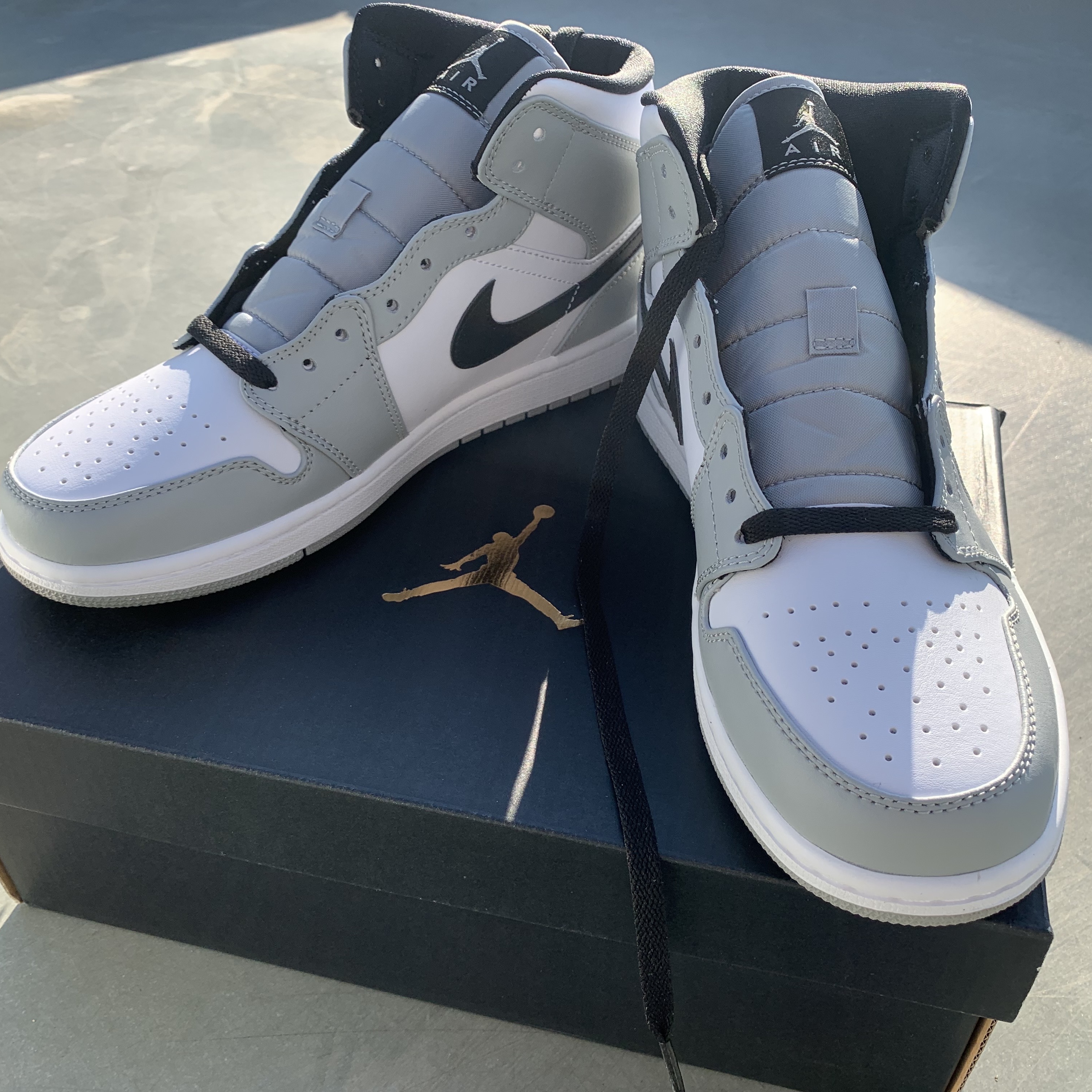 Jordan 1 Mid Light Smoke Grey 착용 스타일 - 2