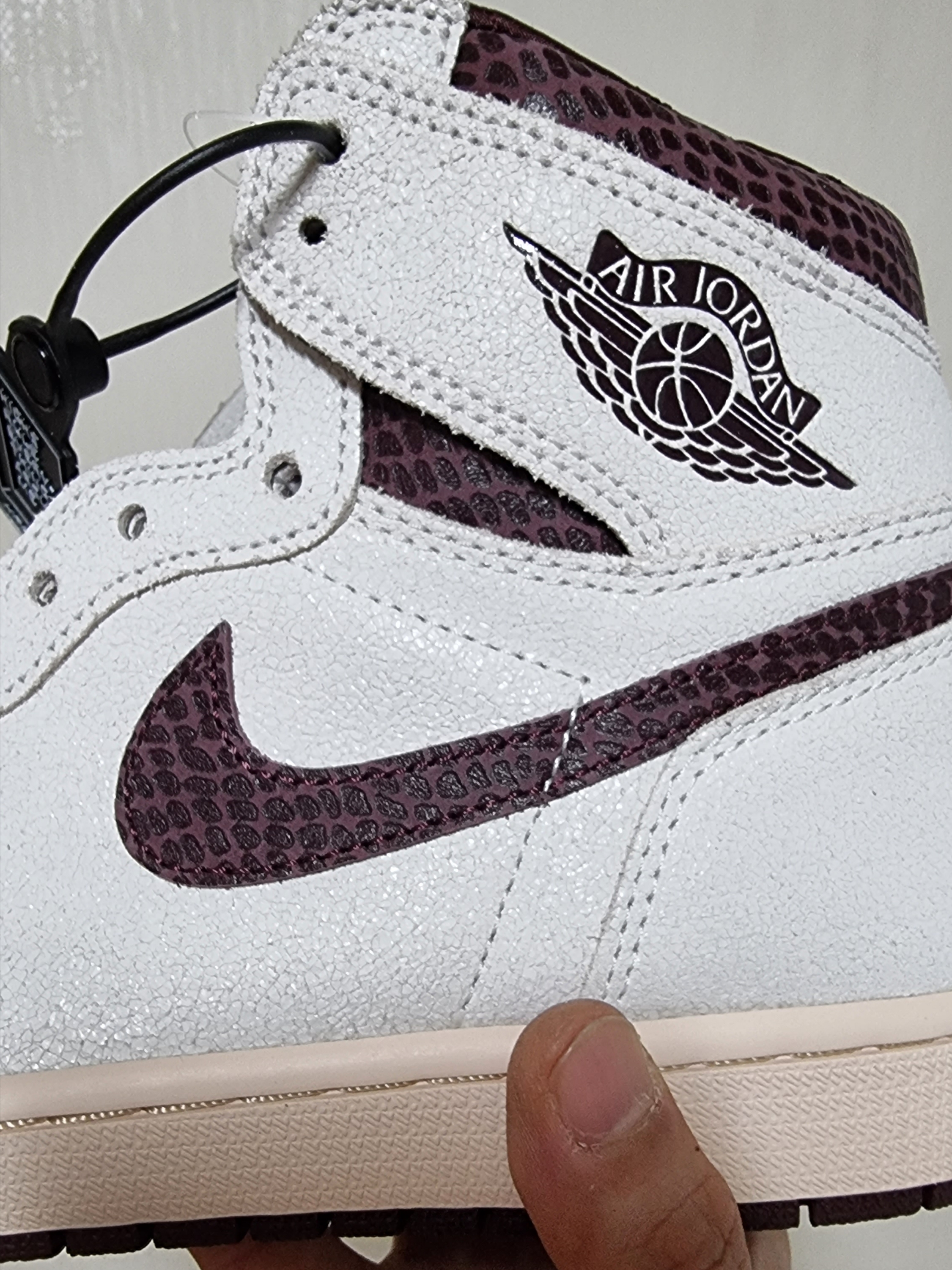 Jordan 1 x A Ma Maniere Retro High OG SP Sail and Burgundy 착용 스타일 - 4