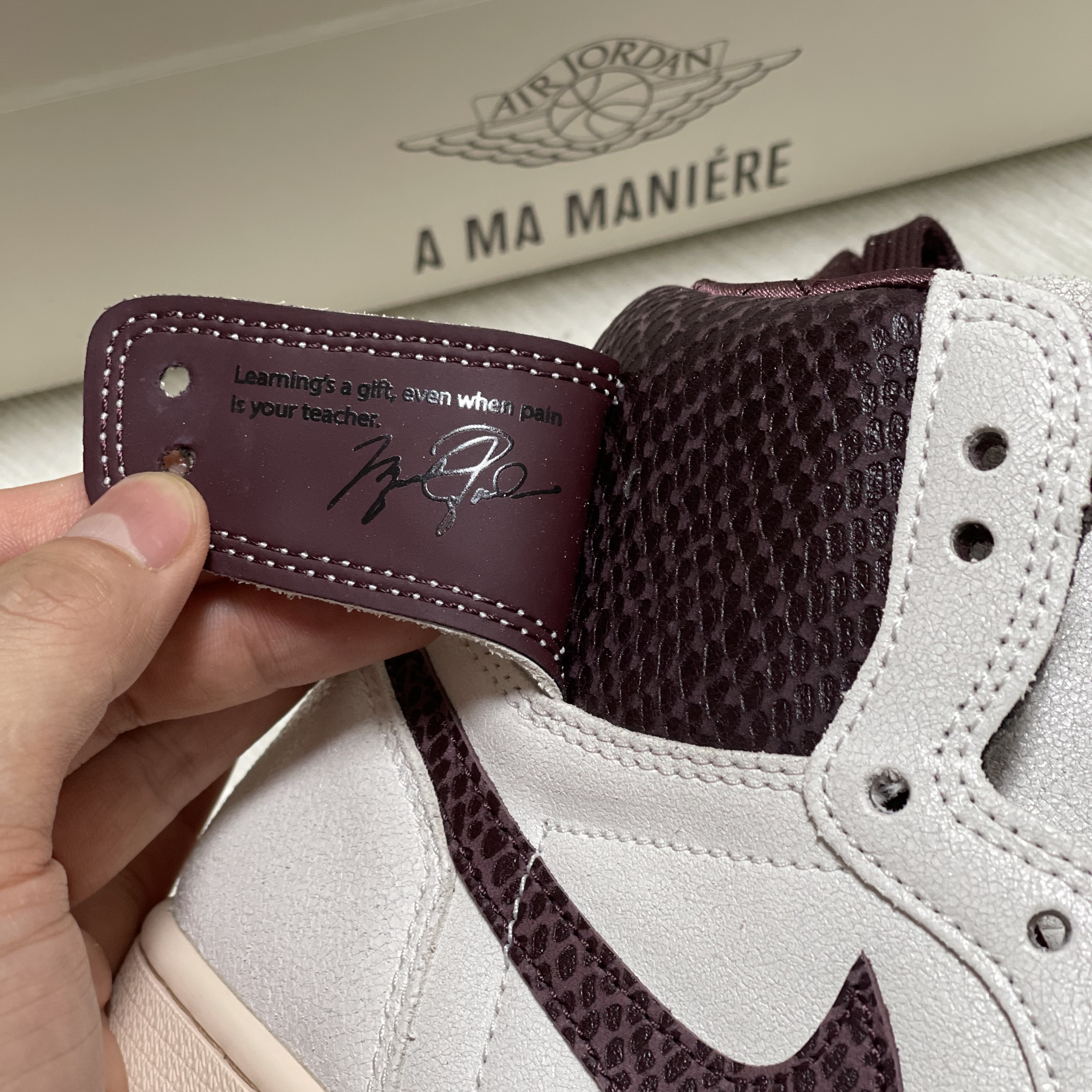 Jordan 1 x A Ma Maniere Retro High OG SP Sail and Burgundy 착용 스타일 - 1