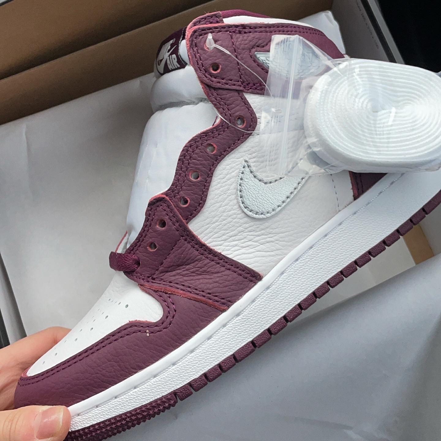 Jordan 1 Retro High OG Bordeaux, (GS) Jordan 1 Retro High OG Bordeaux 착용 스타일 - 2