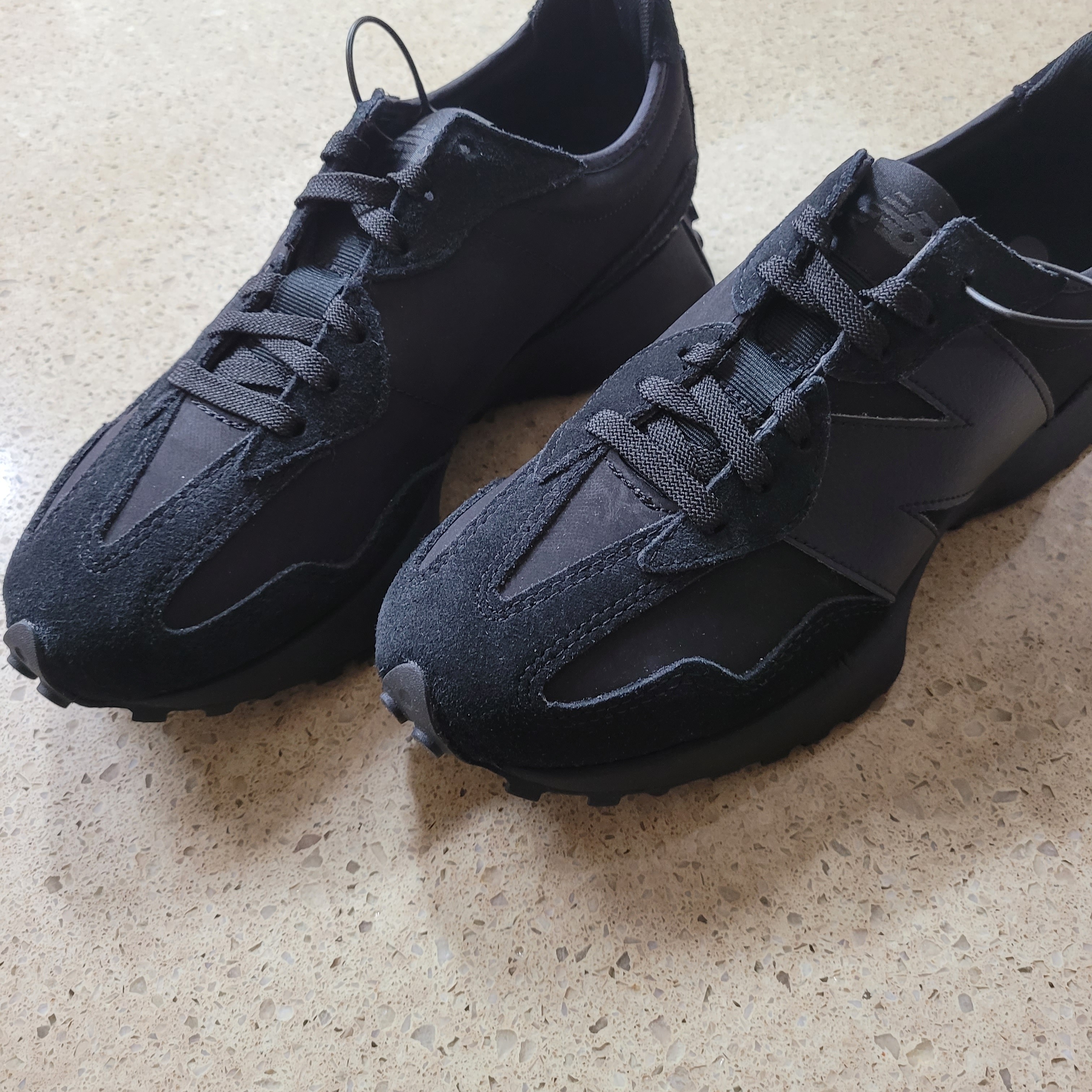 New Balance 327 Black 착용 스타일
