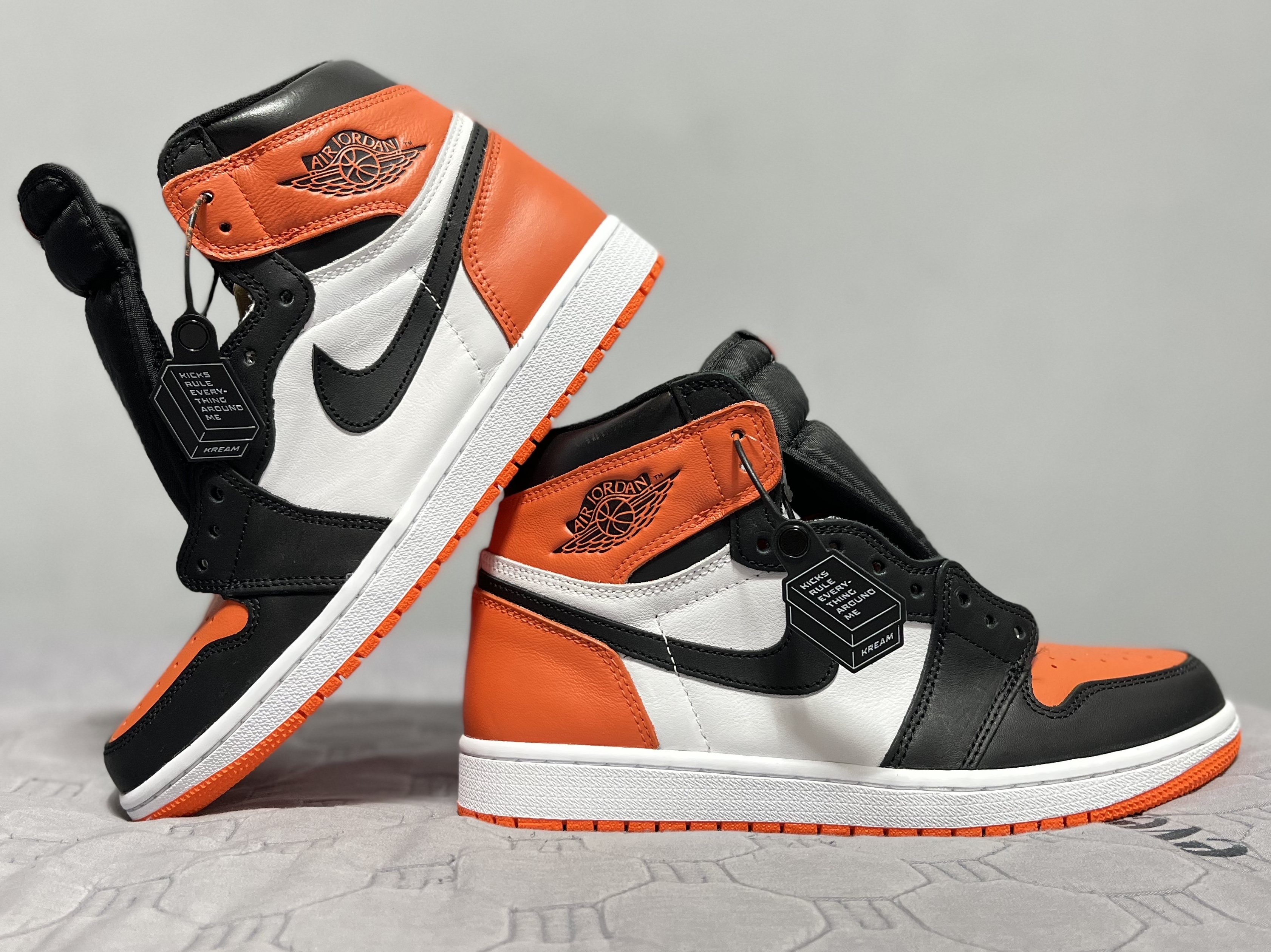 Jordan 1 Retro High OG Electro Orange, (GS) Jordan 1 Retro High OG Electro Orange 착용 스타일 - 1