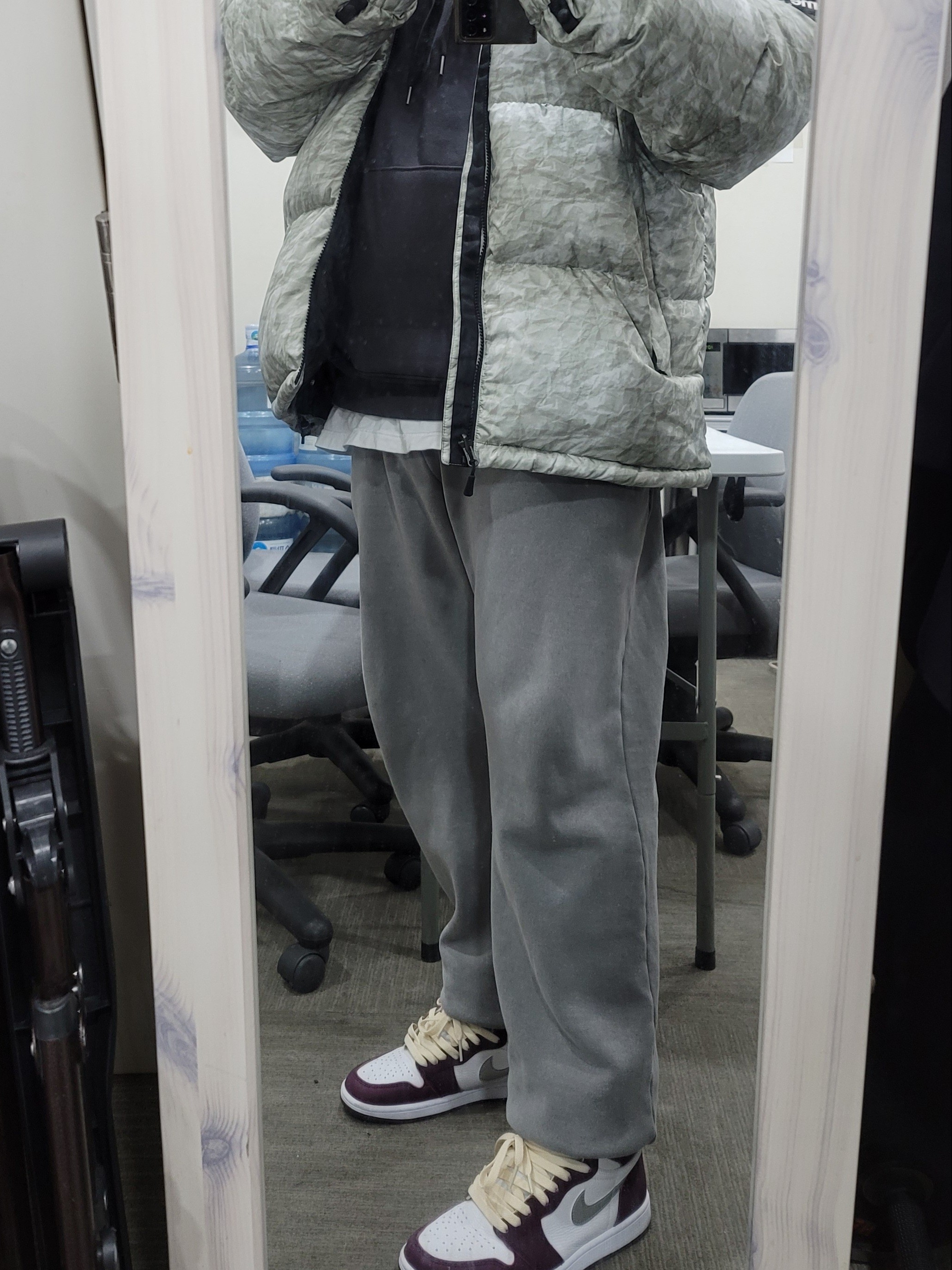 Supreme x The North Face Paper Print Nuptse Jacket - 19FW, Jordan 1 Retro High OG Bordeaux 착용 스타일