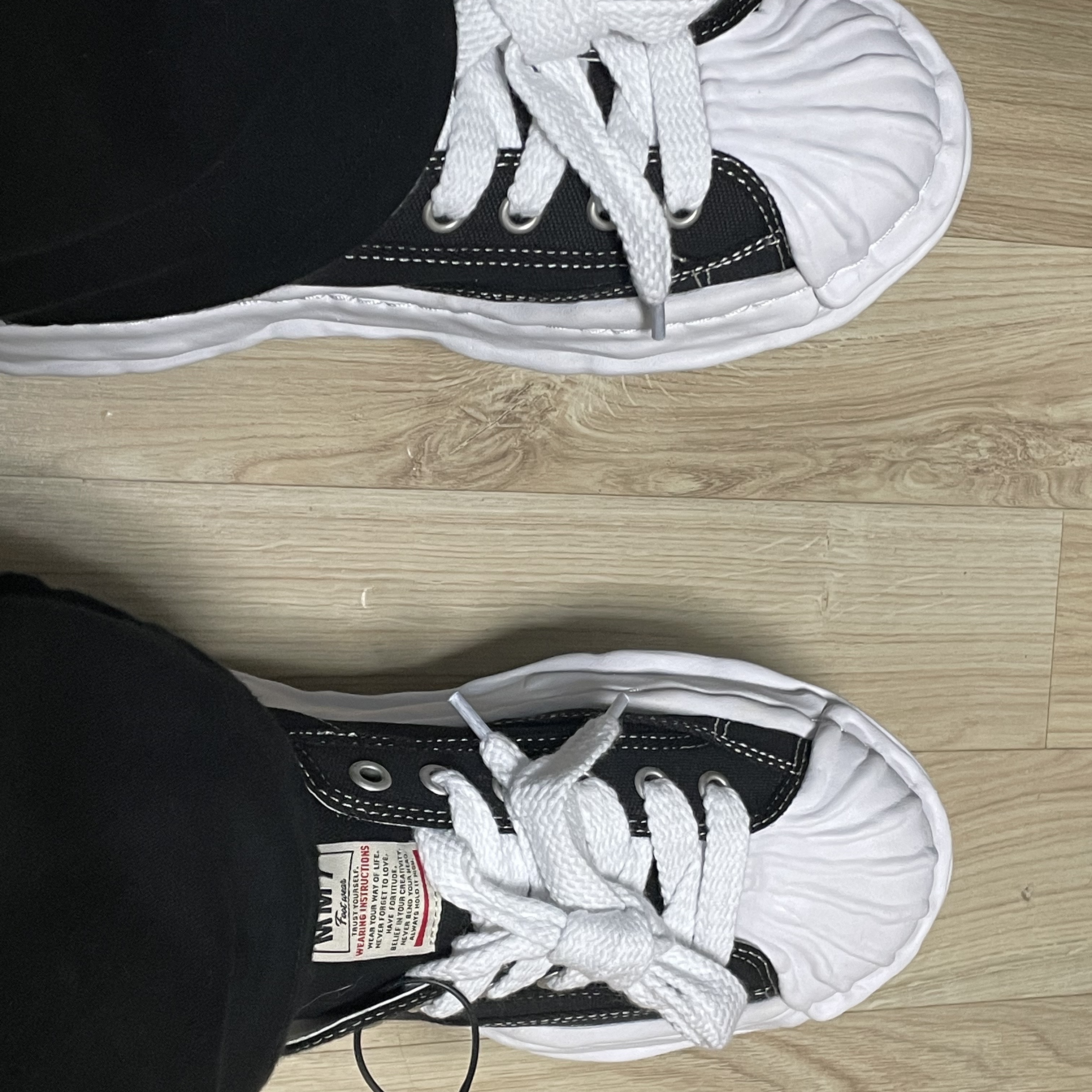 Maison Mihara Yasuhiro Blakey OG Sole Canvas Low-top Sneakers Black 착용 스타일