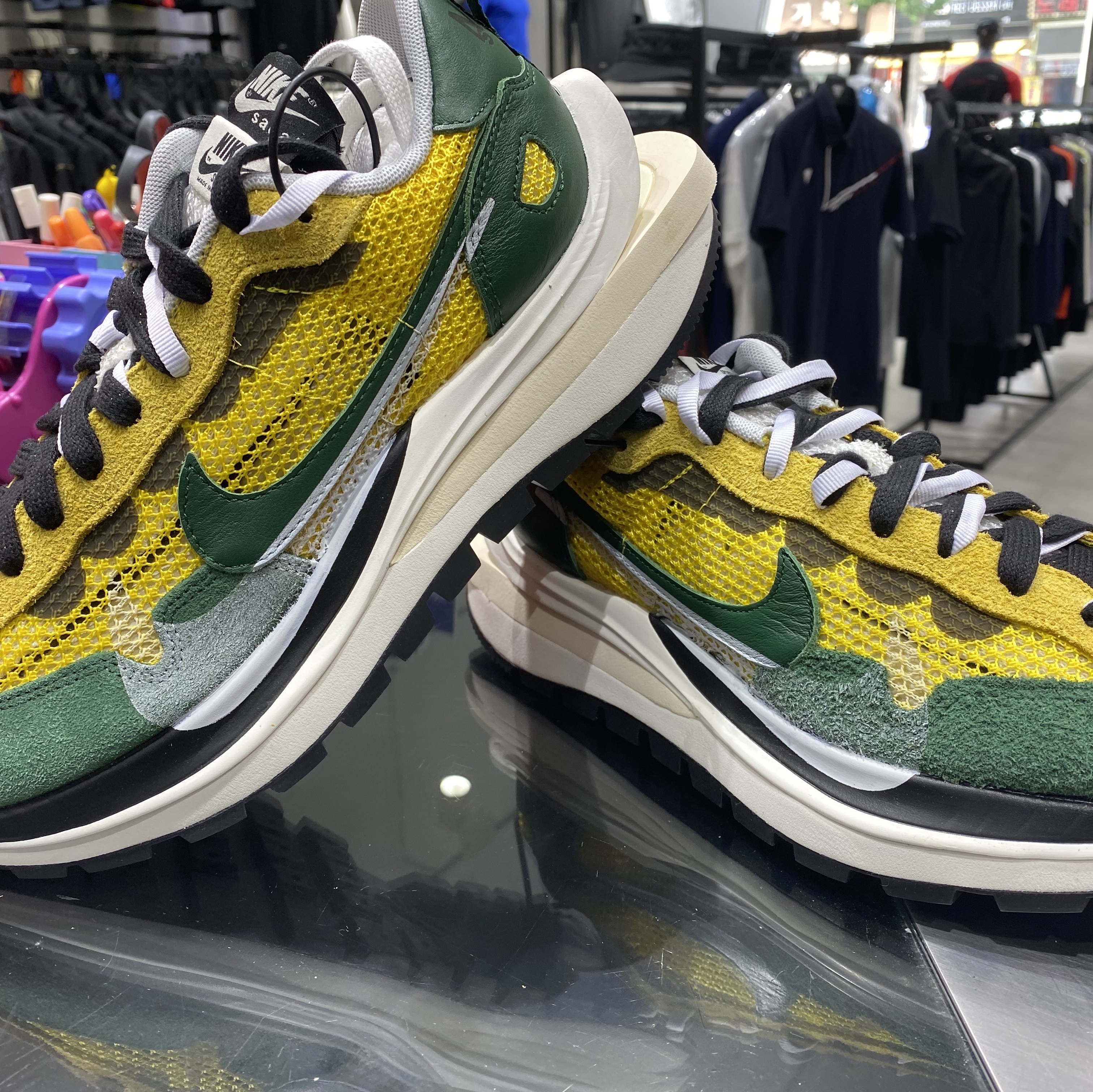Nike x Sacai VaporWaffle Tour Yellow & Gorge Green Sail 착용 스타일 - 4