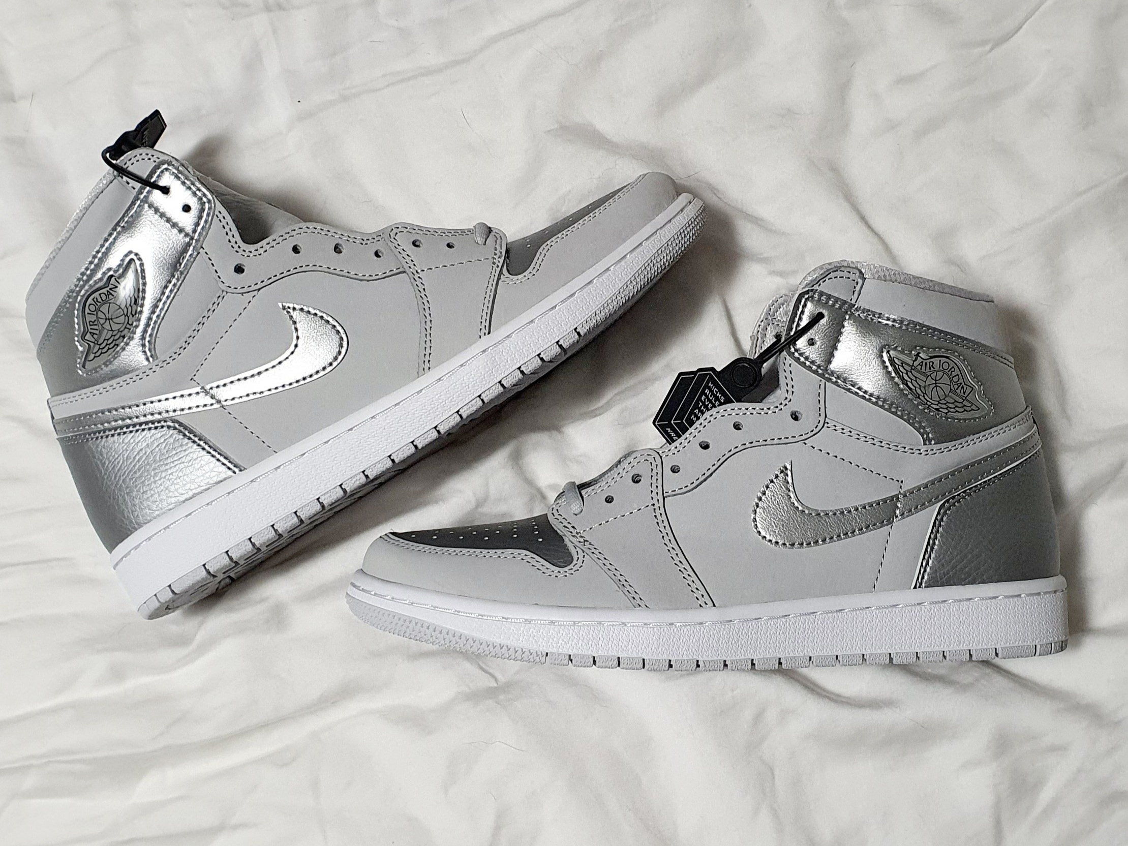 Jordan 1 Retro High OG CO.JP Neutral Grey 착용 스타일 - 1