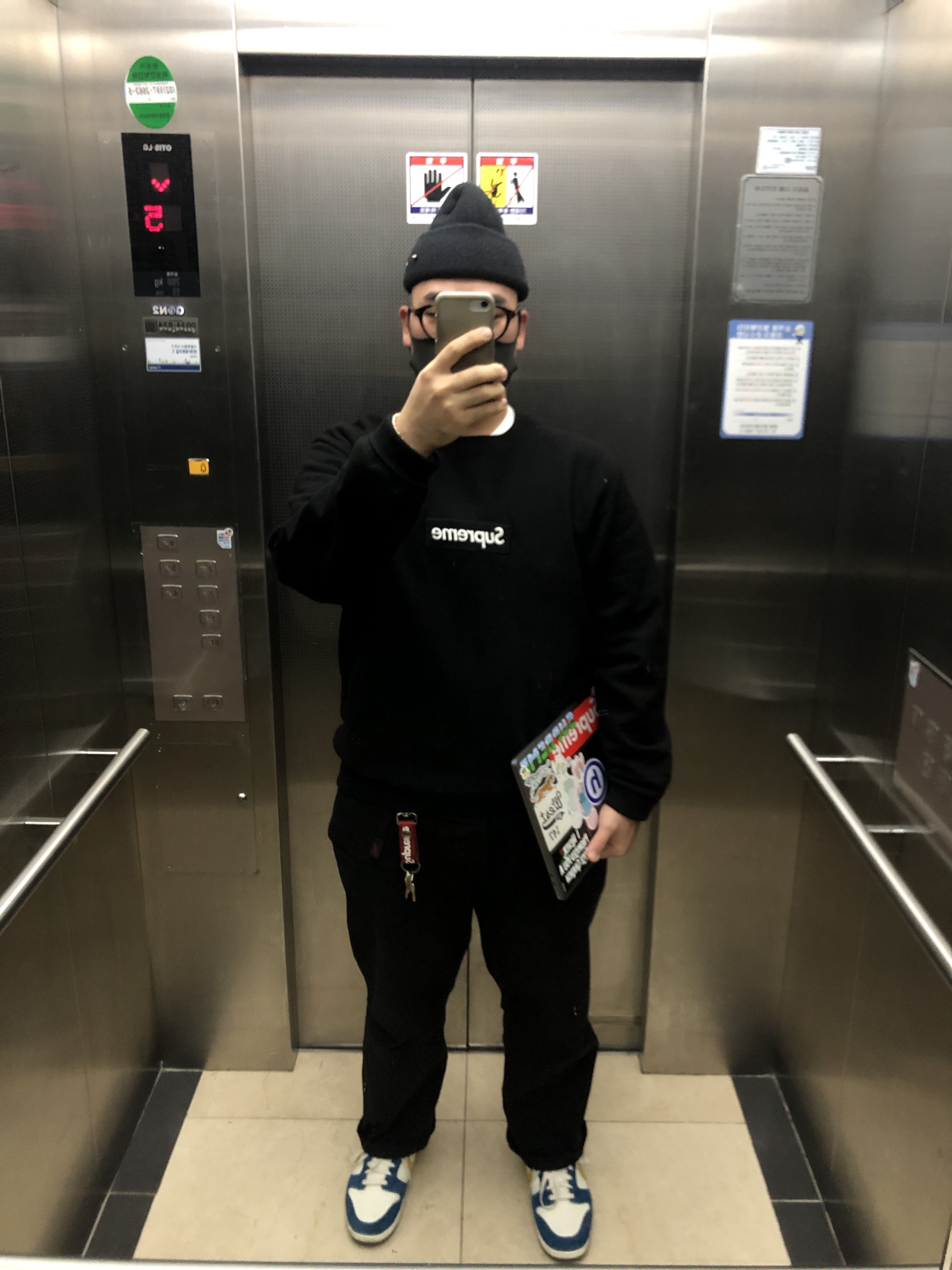 Supreme Box Logo Crewneck Black - 18FW, Supreme Leather Key Loop Brown - 21SS 착용 스타일