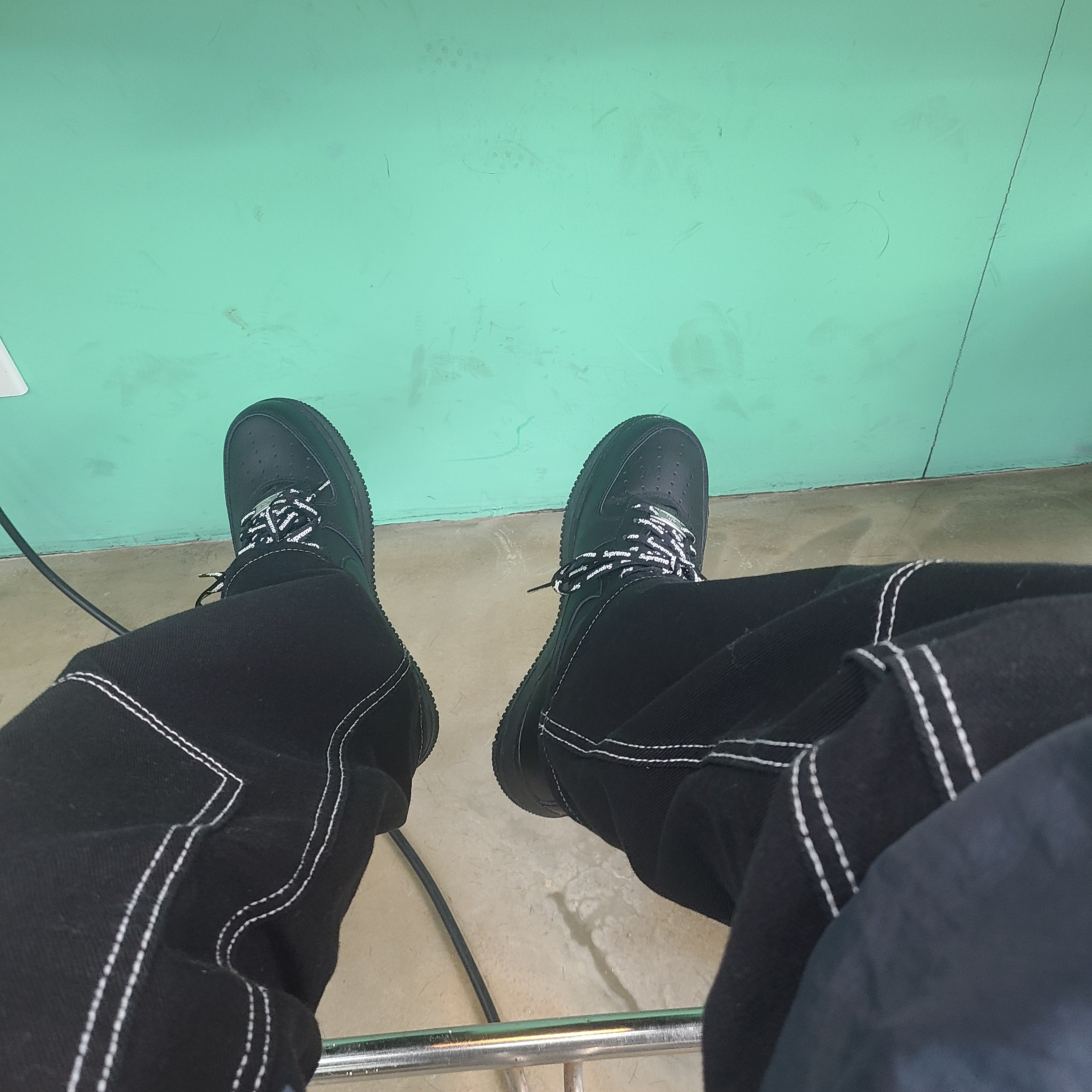 Nike x Supreme Air Force 1 Low Black 착용 스타일 - 1
