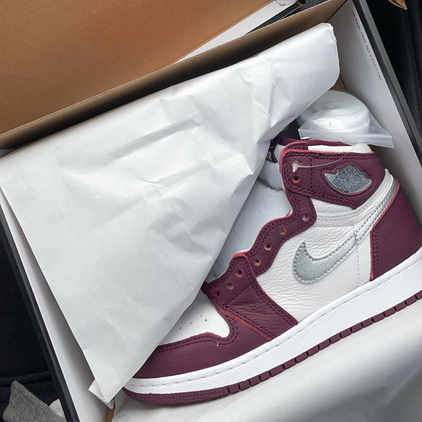 Jordan 1 Retro High OG Bordeaux, (GS) Jordan 1 Retro High OG Bordeaux 착용 스타일 - 1