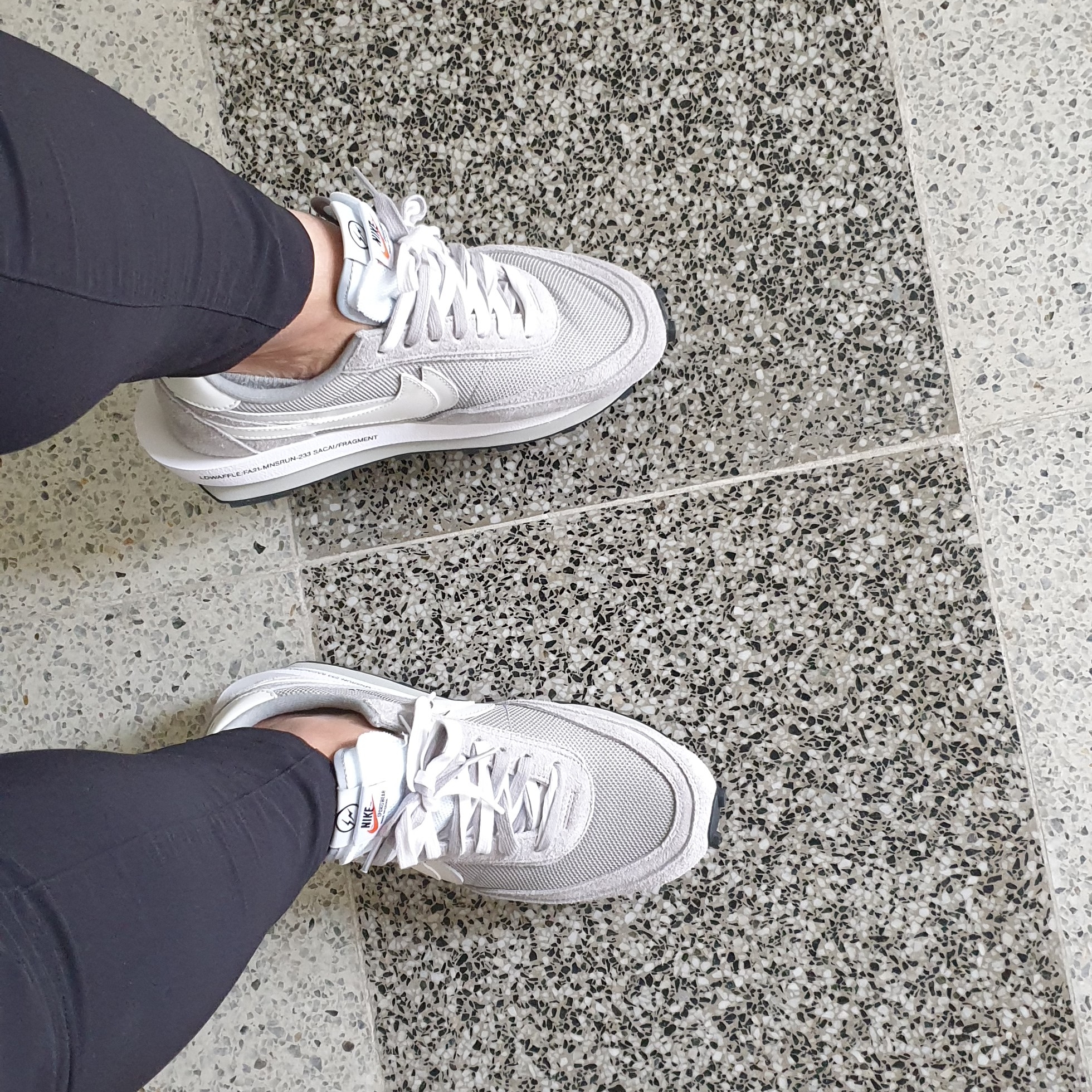 Nike x Sacai x Fragment LDWaffle Light Smoke Grey 착용 스타일 - 2