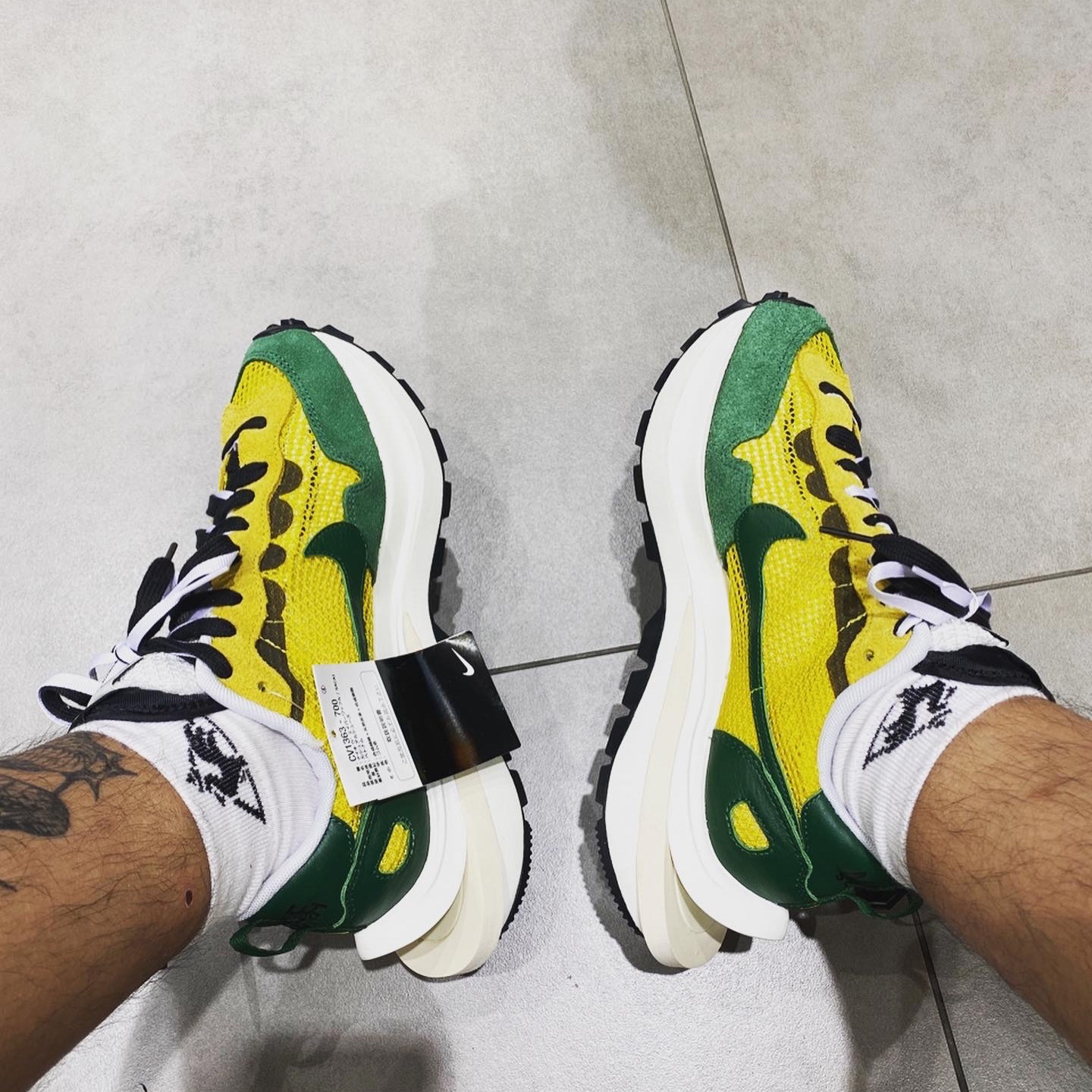Nike x Sacai VaporWaffle Tour Yellow & Gorge Green Sail 착용 스타일 - 1