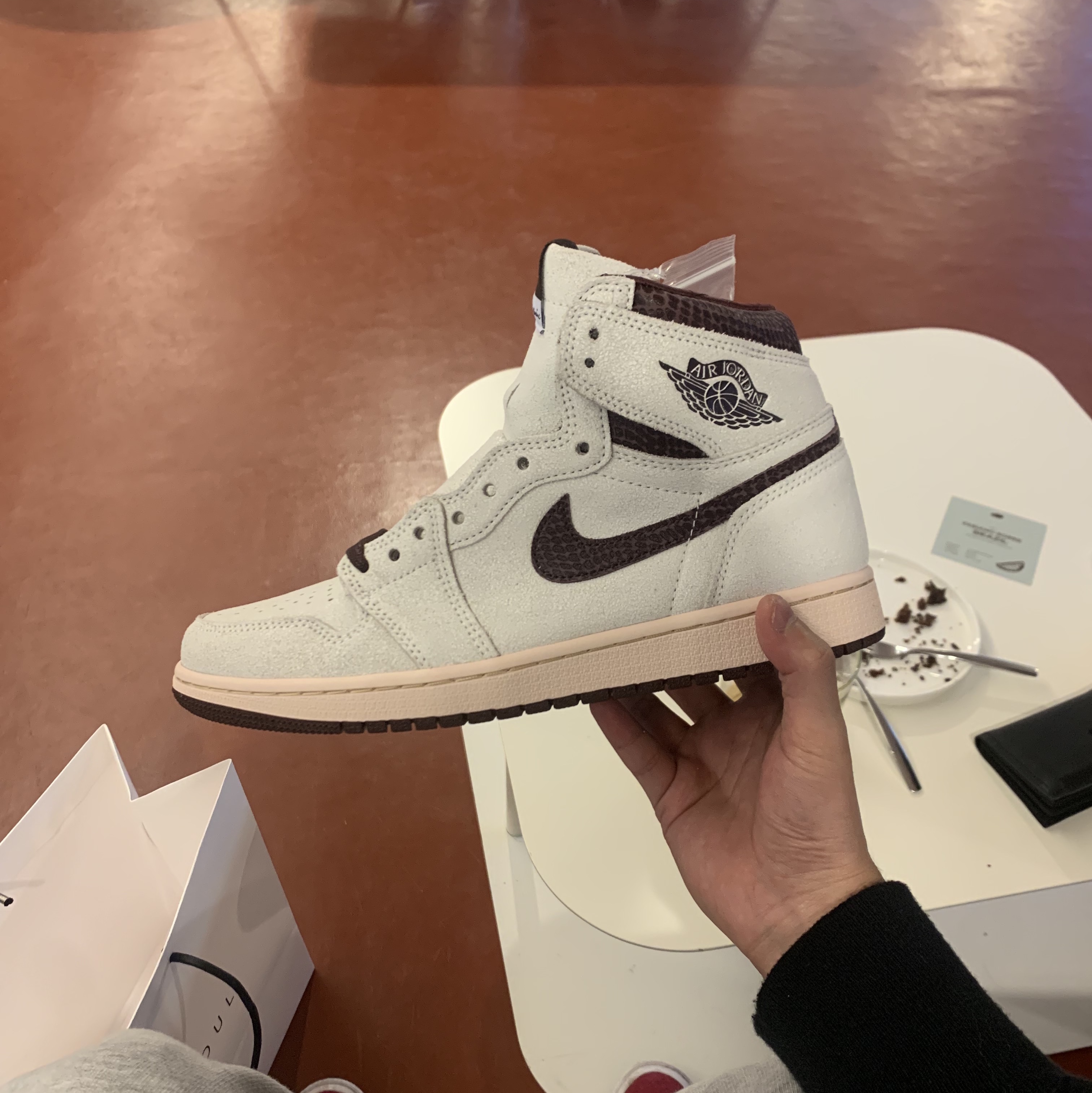 Jordan 1 x A Ma Maniere Retro High OG SP Sail and Burgundy 착용 스타일