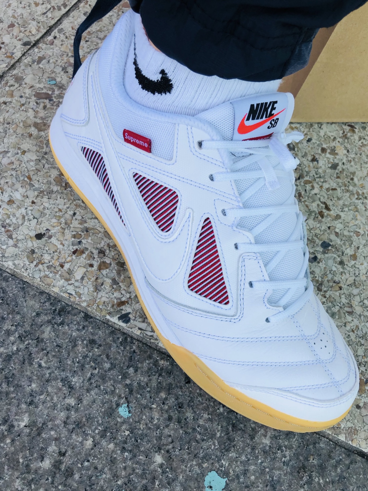 Nike x Supreme SB Gato White 착용 스타일