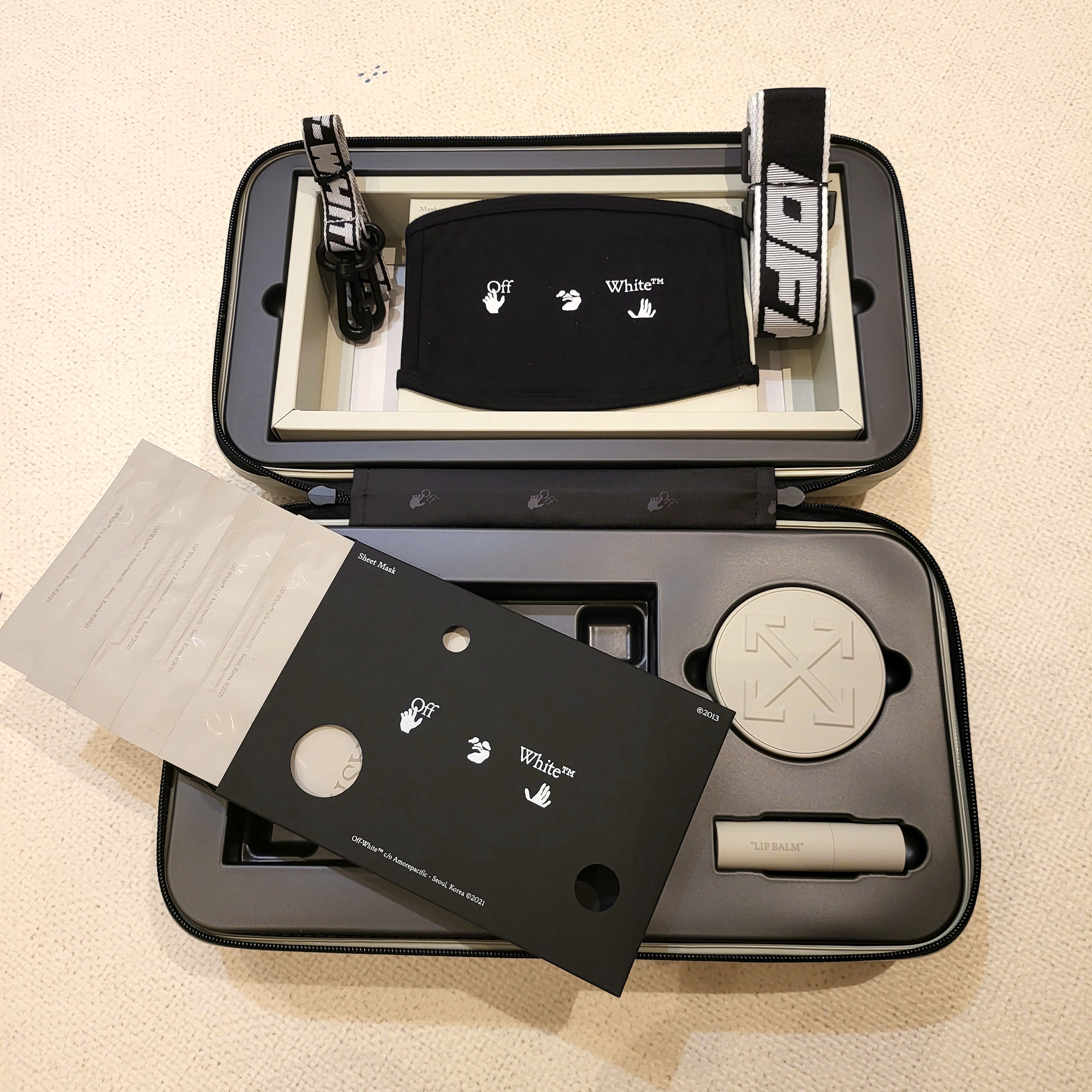 Off-White x Amore Pacific Protection Box (Without Cosmetics) 착용 스타일 - 2