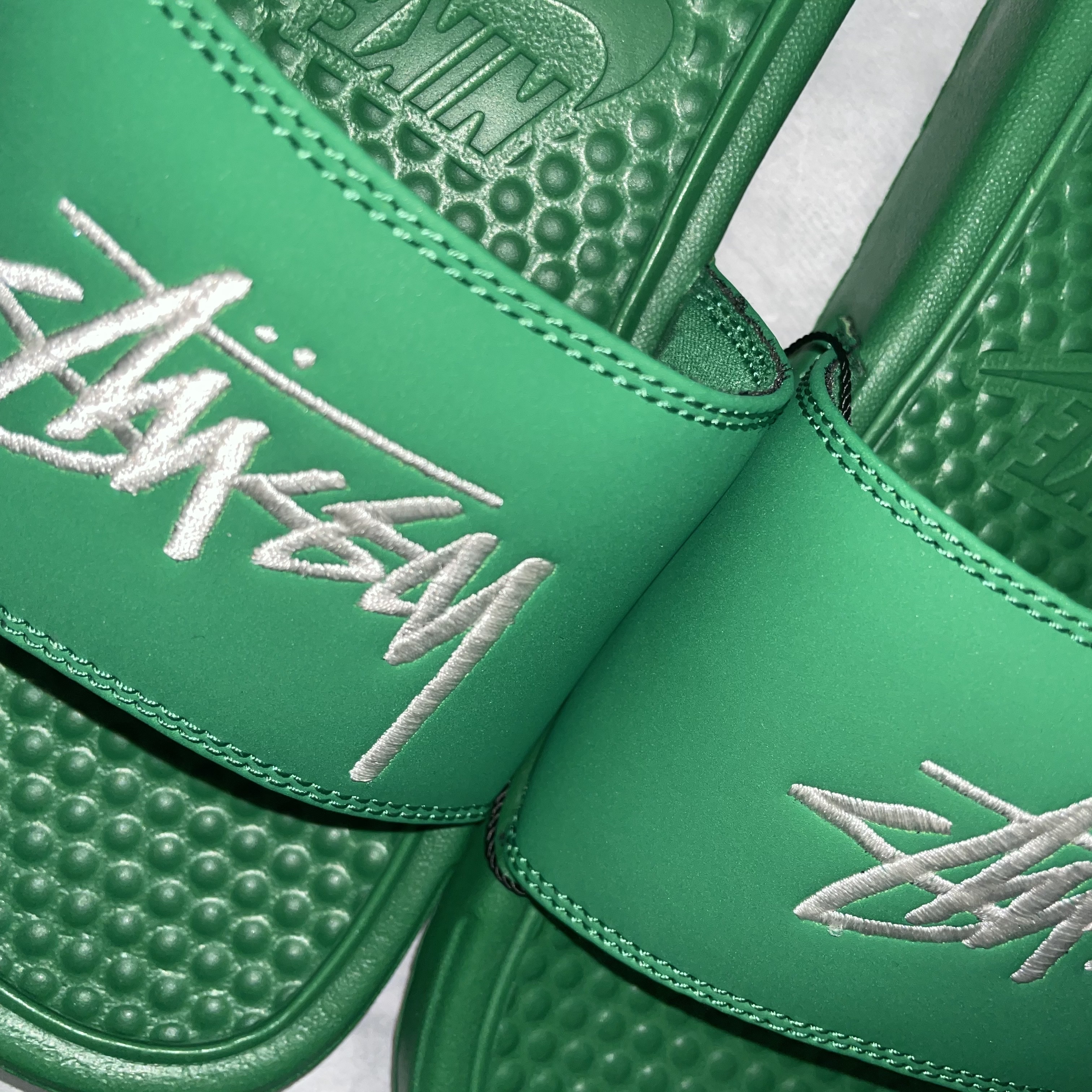 Nike x Stussy Benassi Slide Pine Green 착용 스타일 - 2