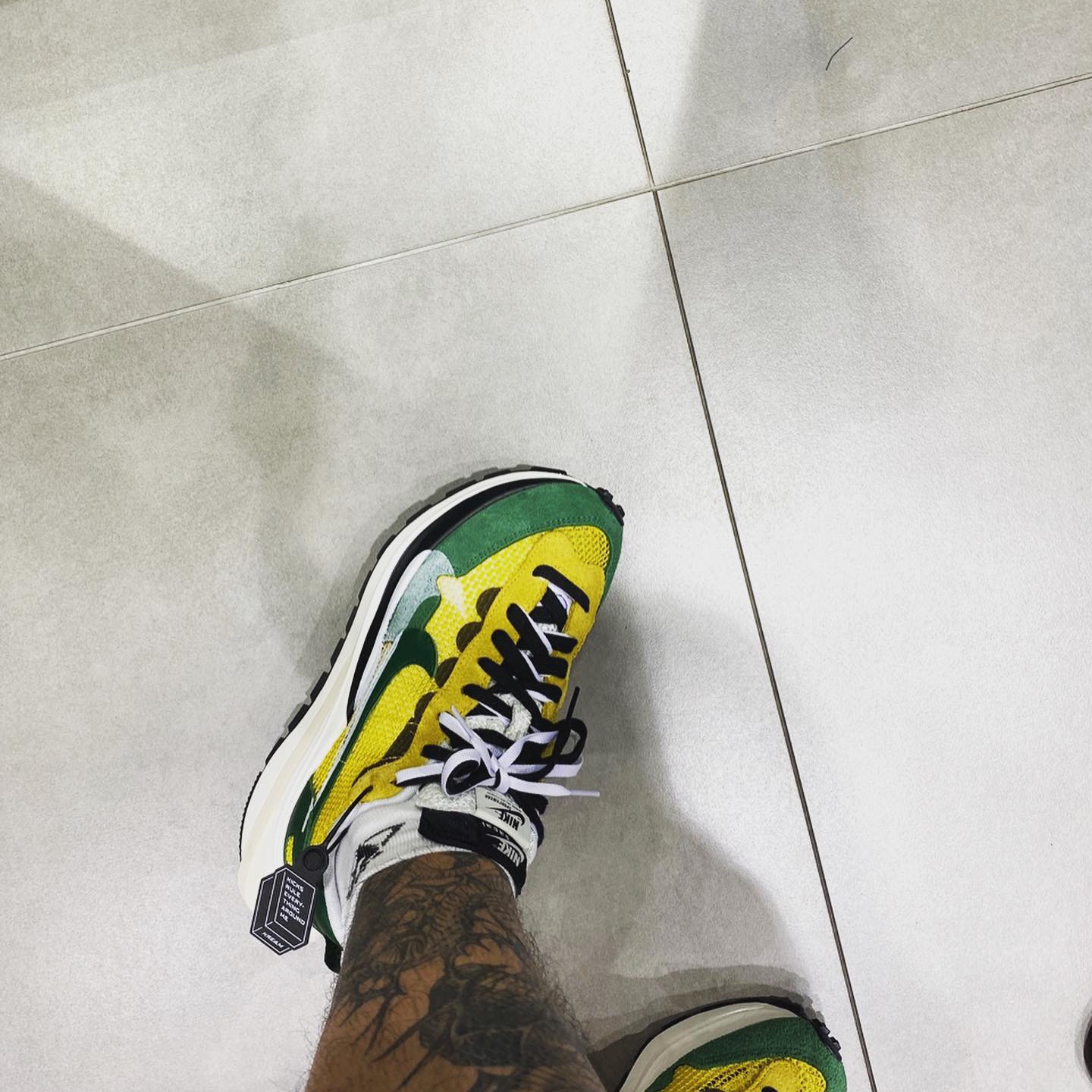 Nike x Sacai VaporWaffle Tour Yellow & Gorge Green Sail 착용 스타일 - 2