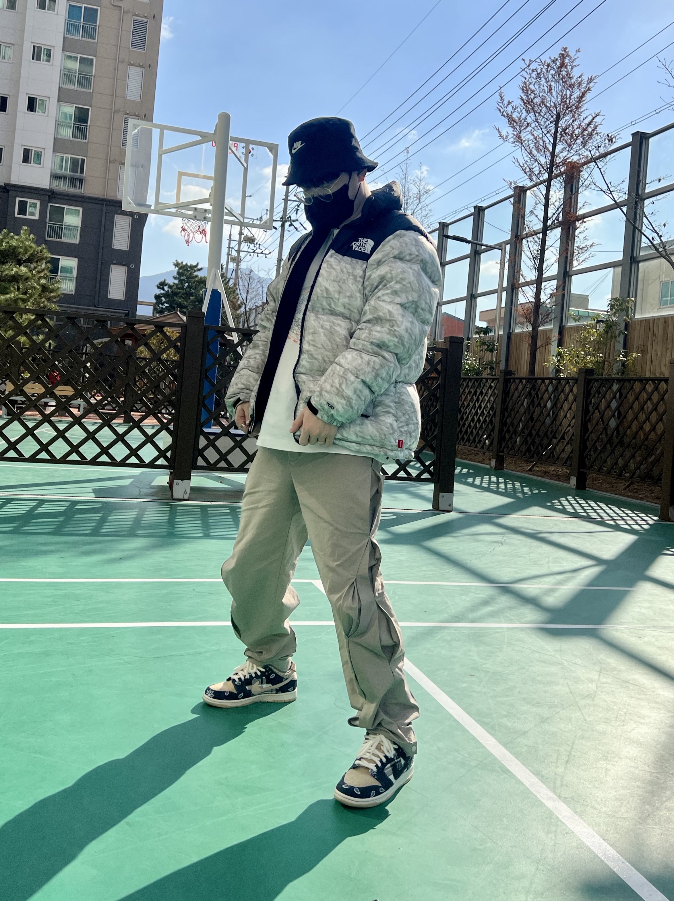Nike x Travis Scott SB Dunk Low, Supreme x The North Face Paper Print Nuptse Jacket - 19FW 착용 스타일