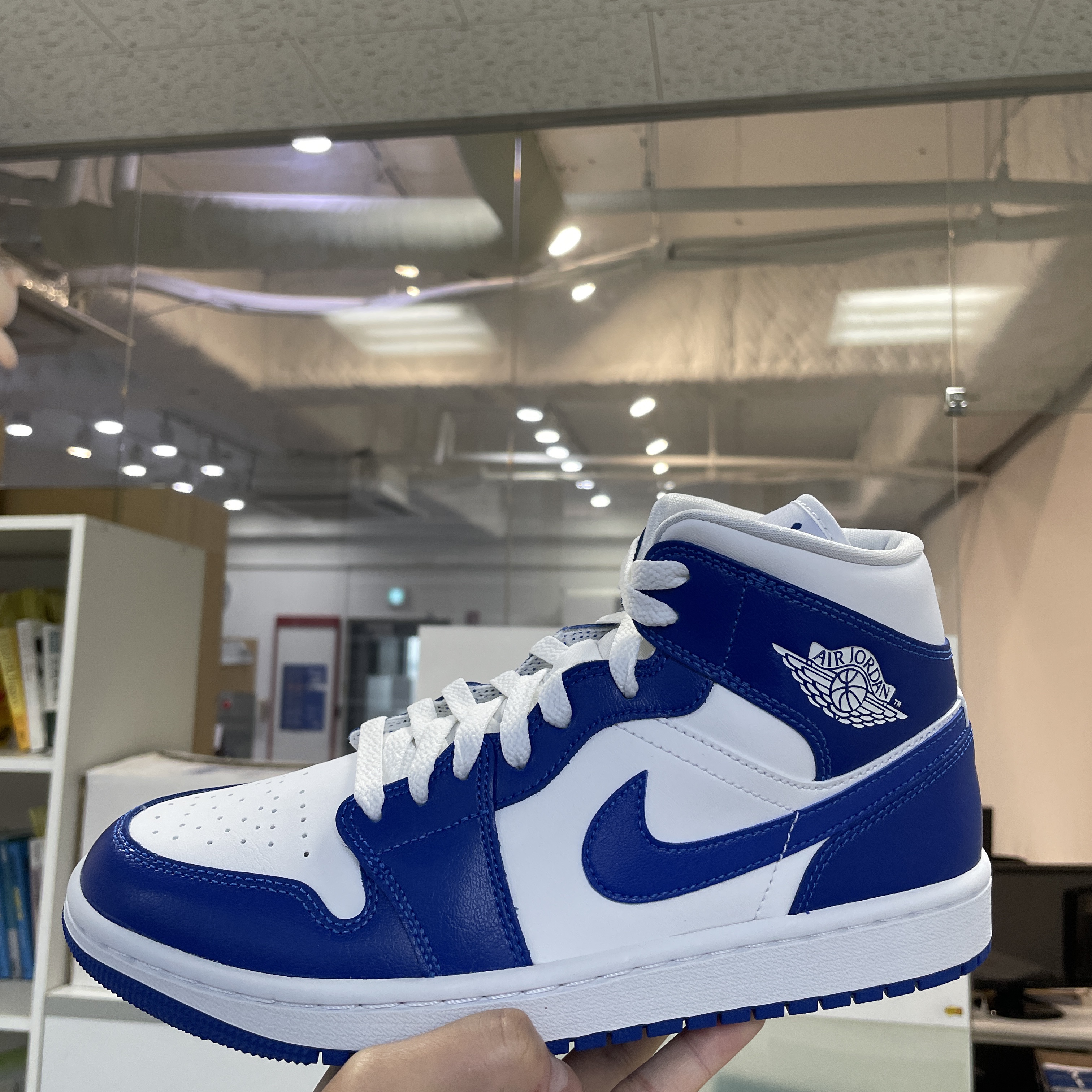 (W) Jordan 1 Mid White Hyper Royal 착용 스타일