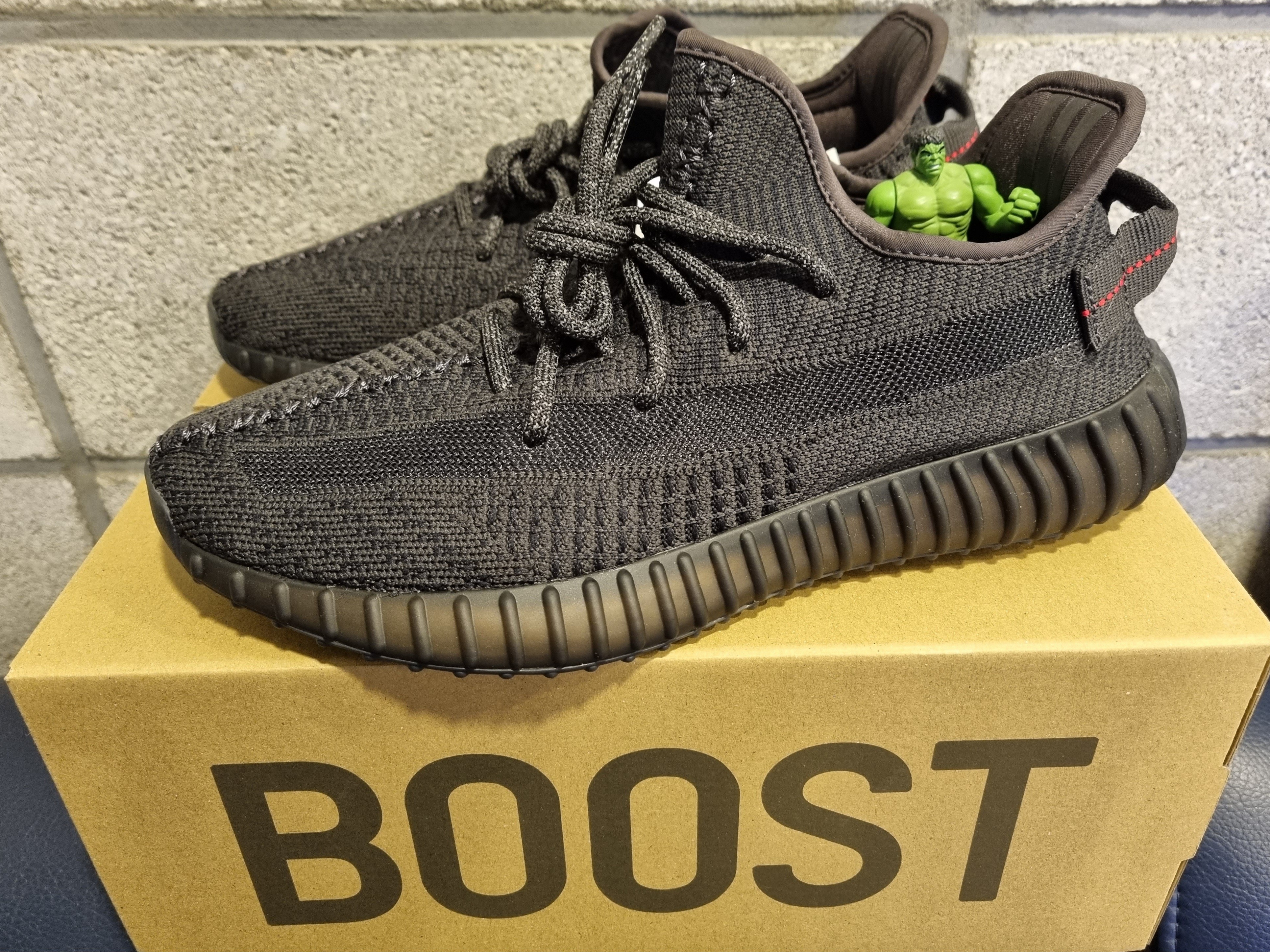 Adidas Yeezy Boost 350 V2 Black - Non-Reflective 착용 스타일 - 1