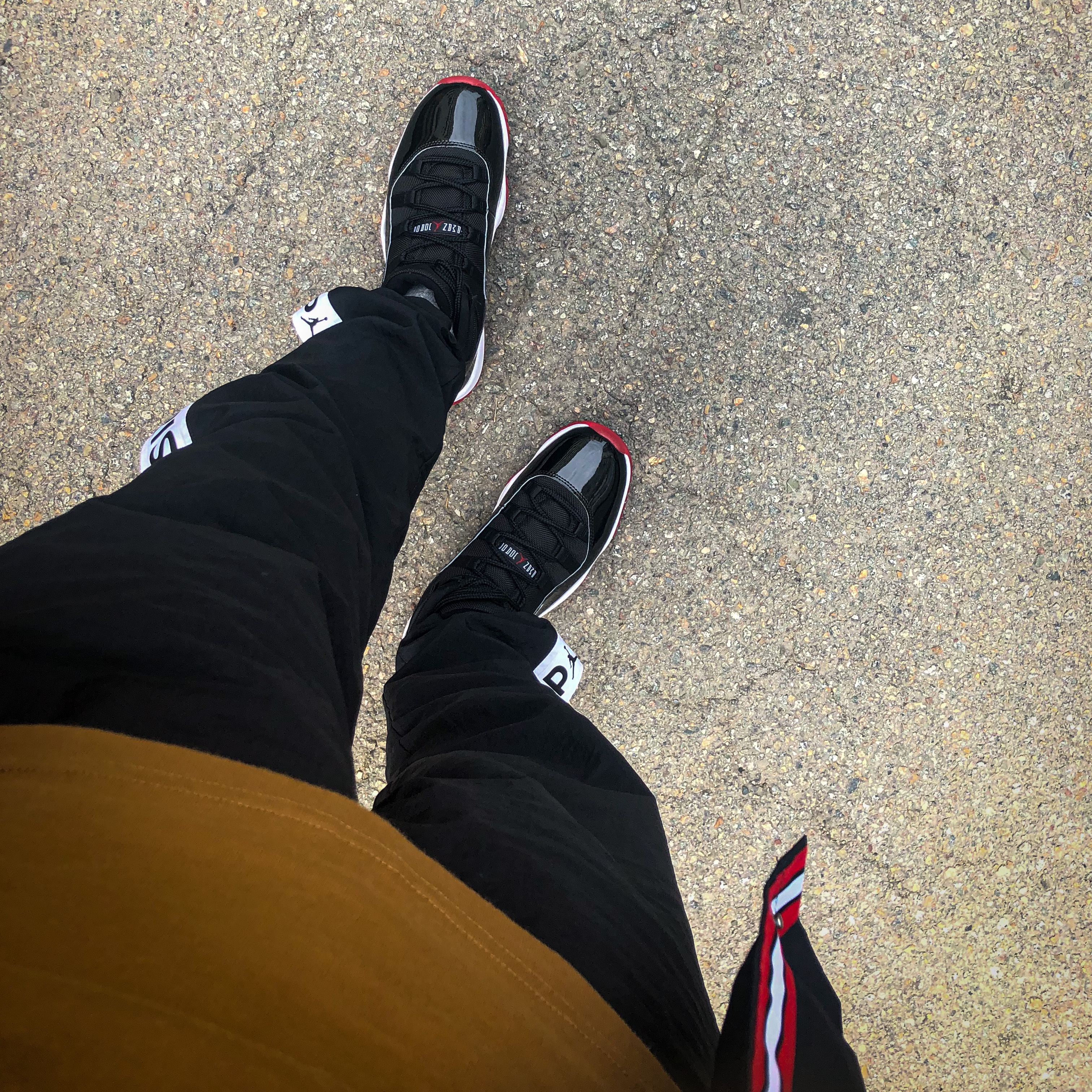 Jordan 11 Retro Bred 2019, Jordan x Paris Saint-Germain Coach Jacket Black Infrared 착용 스타일